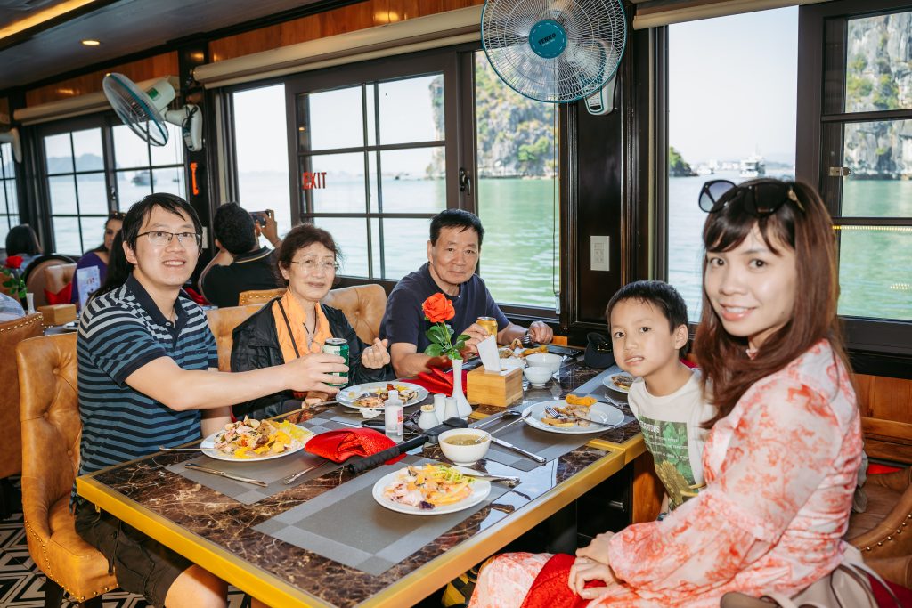 Dragon King Cruise with Traditional Activities: A Cultural Halong Bay Day Trip 3 Du thuyền ngày trên Vịnh Hạ Long