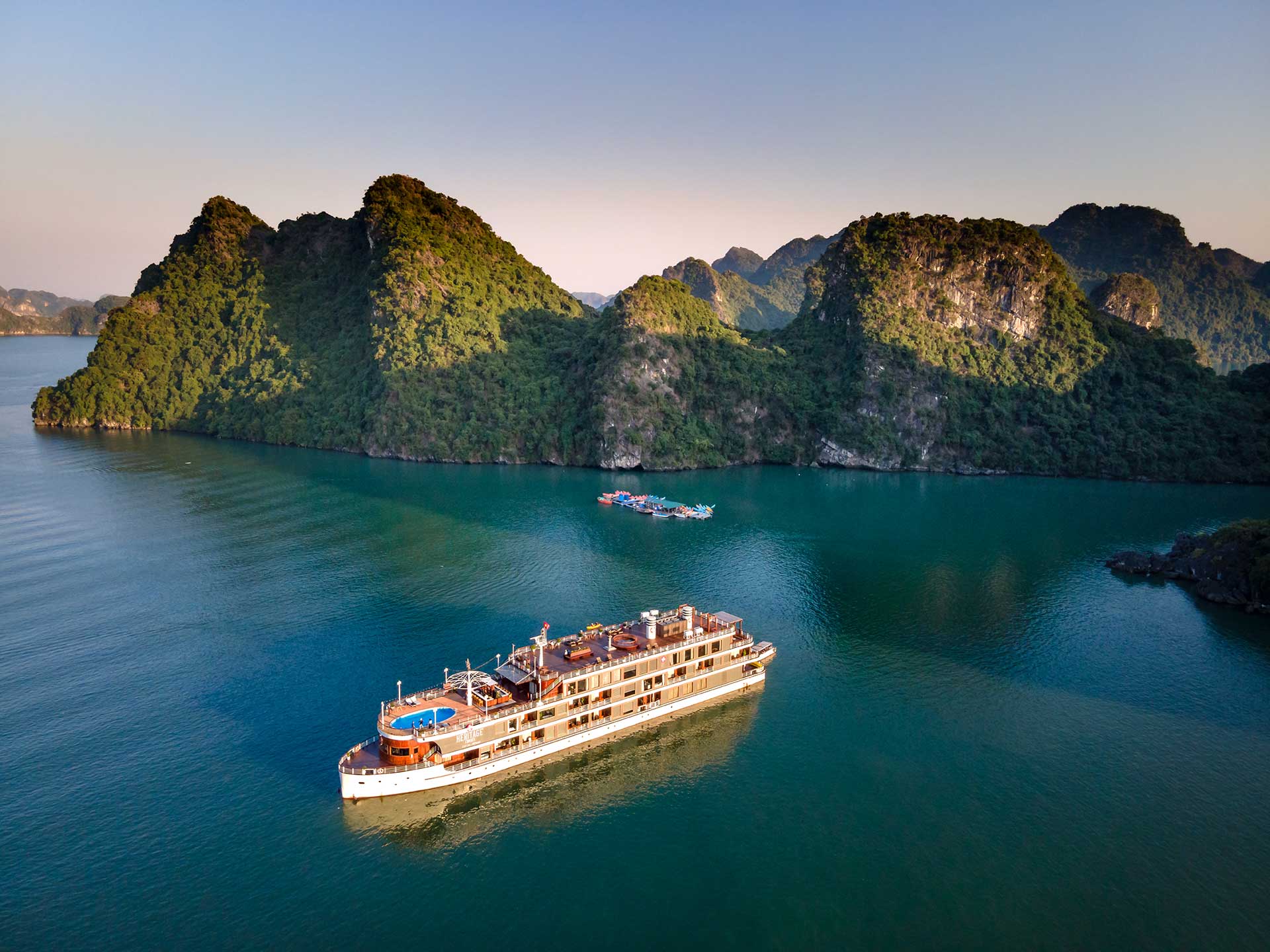 Halong Bay vs Lan Ha Bay: Which One Should You Visit? 3 Halong bay one day cruise 94/07/2025/6