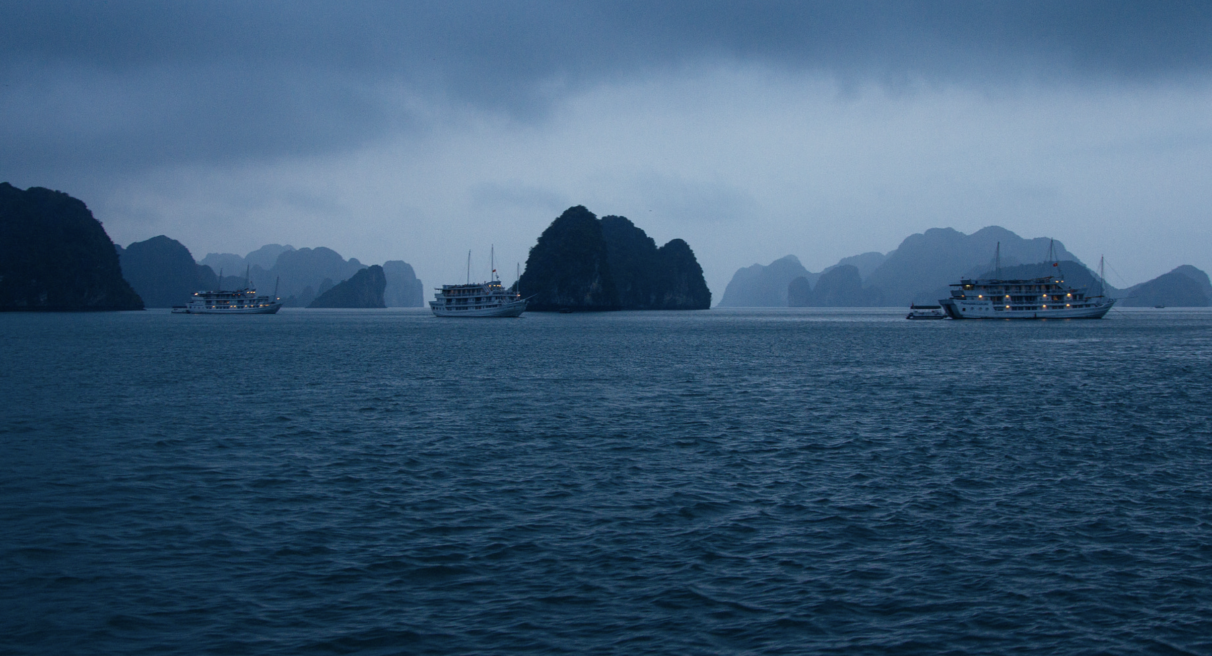 Best Time to Visit Halong Bay – Month by Month Guide 3 Halong bay day cruise - Rainy day