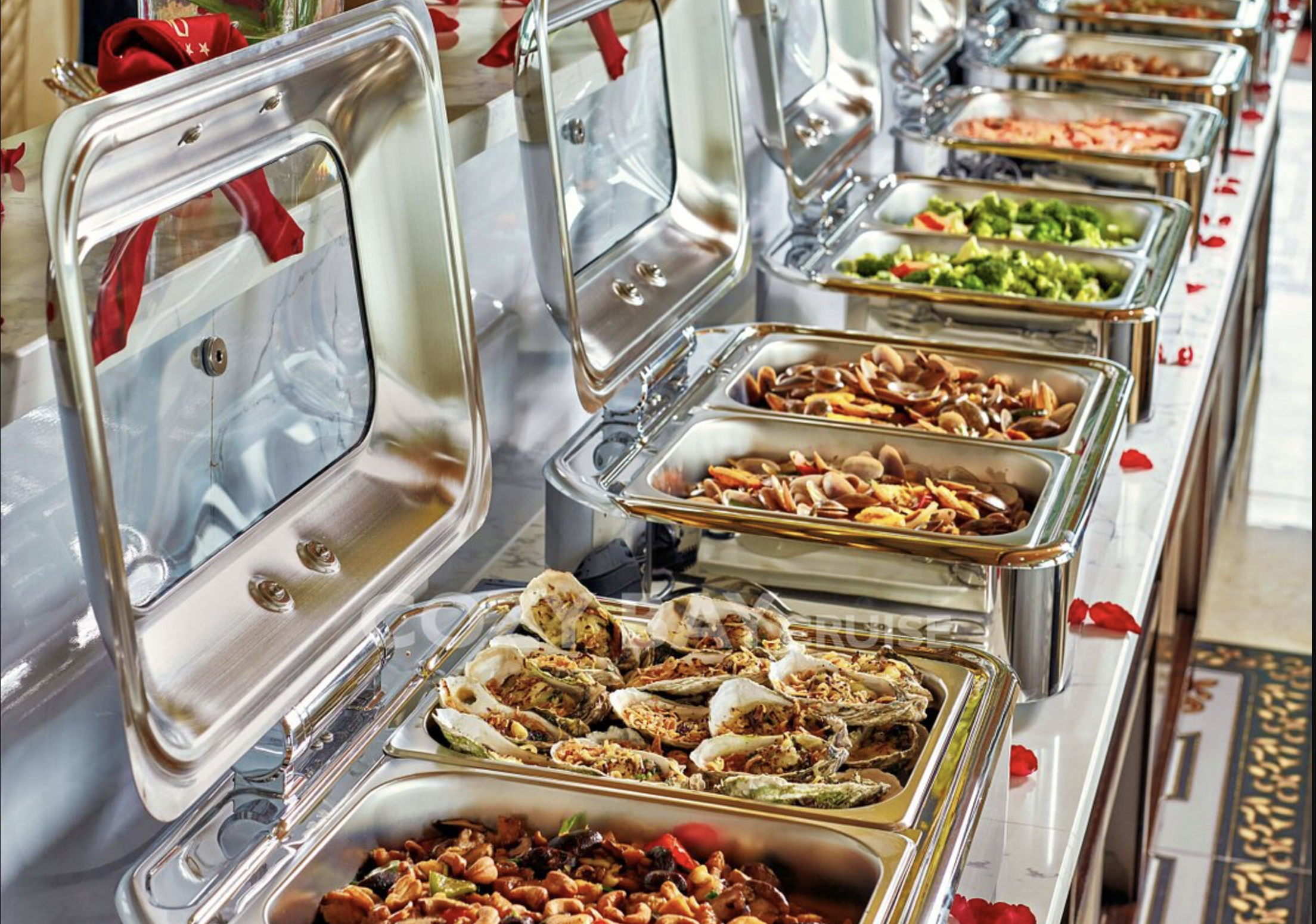 Cozy bay cruise meal at Halong bay