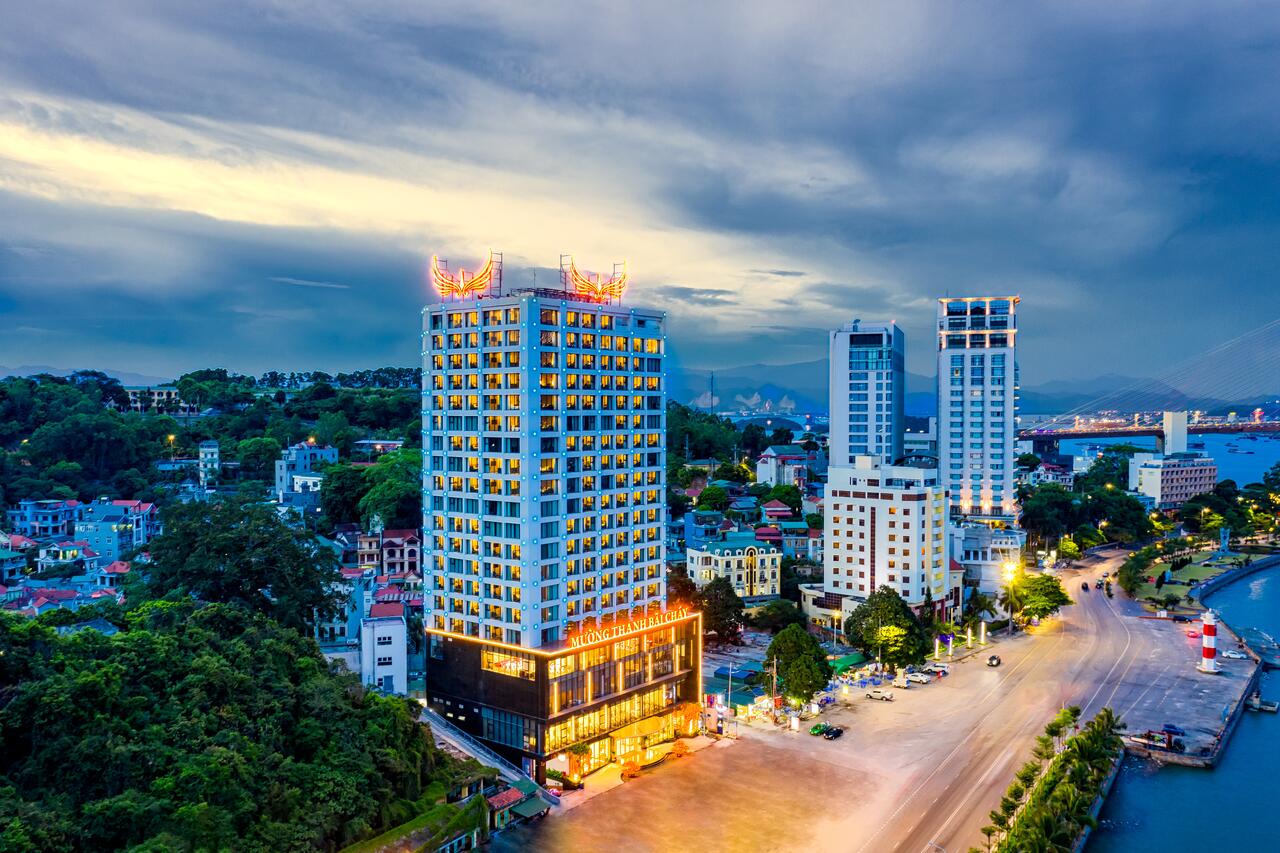 How to Get from Hanoi to Halong Bay: Transport Guide 9 Halong bay day cruise - Bai Chay area