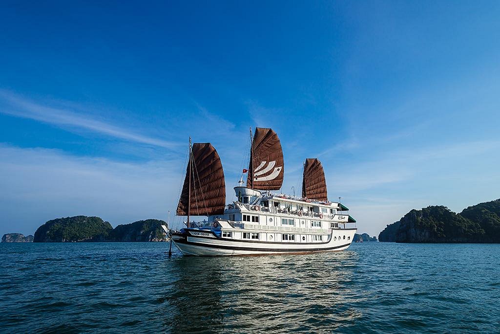 Halong bay day cruise - Bhaya Green Cruise
