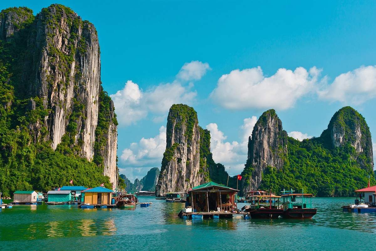 Hidden Gems on a Halong Bay Day Cruise Only Locals Know About 4 Cua Van fishing village