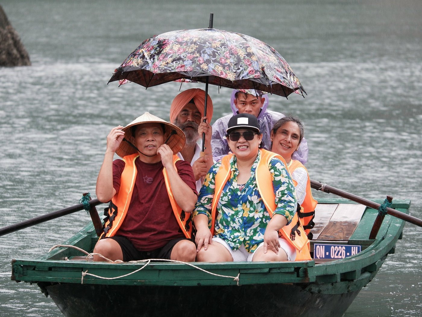 Dragonfly Cruise – Budget Option for Travellers Exploring Halong Bay 6 Halong bay day cruise - Dragonfly cruise customer boat
