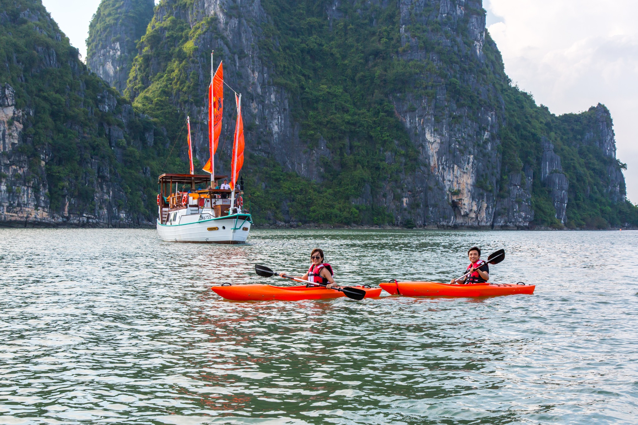 L’Azalée Premium Cruise: The Ultimate Private Halong Bay Experience 5 Halong bay L’Azalée Premium Cruise Kayak