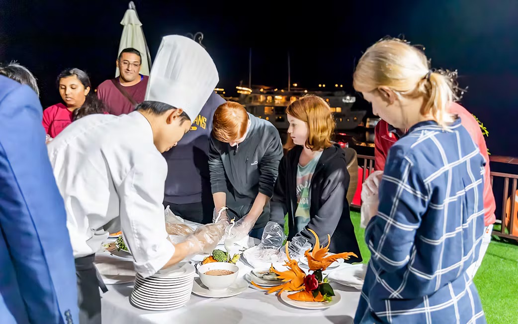 What to Wear on a Halong Bay Cruise: Seasonal Guide 2 Halong bay day cruise dinner