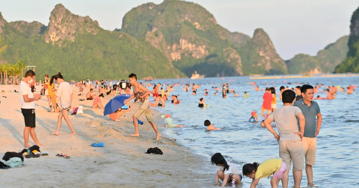 Best Time to Visit Halong Bay: Weather, Tips & FAQs 3 Halong bay day cruise - Halong bay swimming