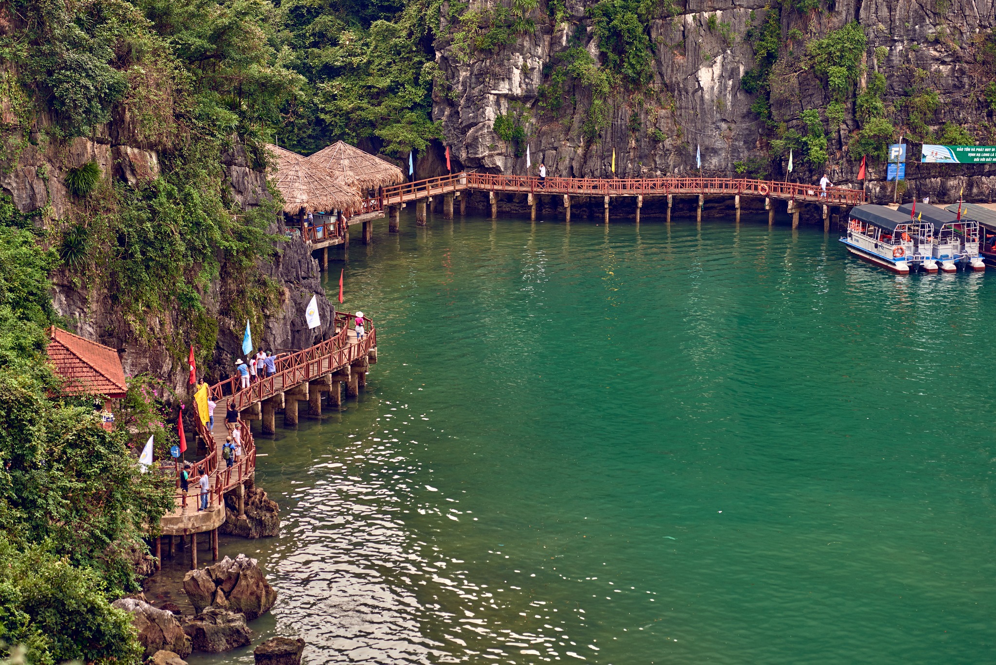 What Did It Happen in Sung Sot, Amazing Cave So People are a Little Bit Afraid of It? 3 halong bay day cruise