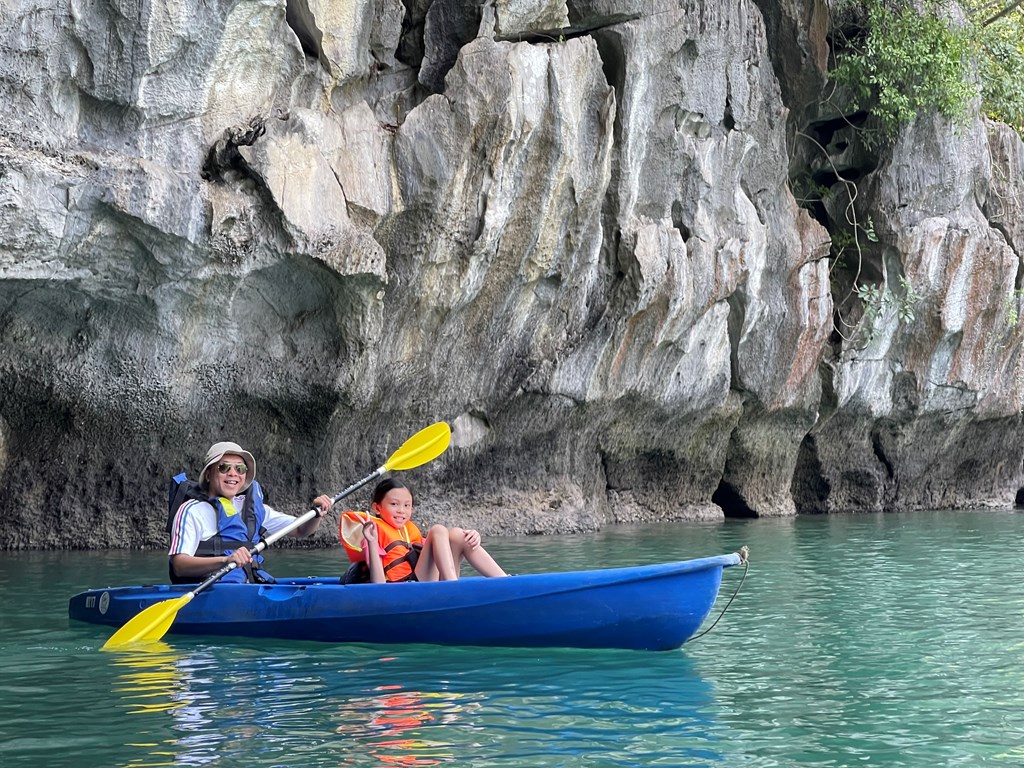 10 Hidden Concerns Travelers Have Before Booking a Halong Day Trip 8 Paradise Explorer Classic Luxury Cruise customer