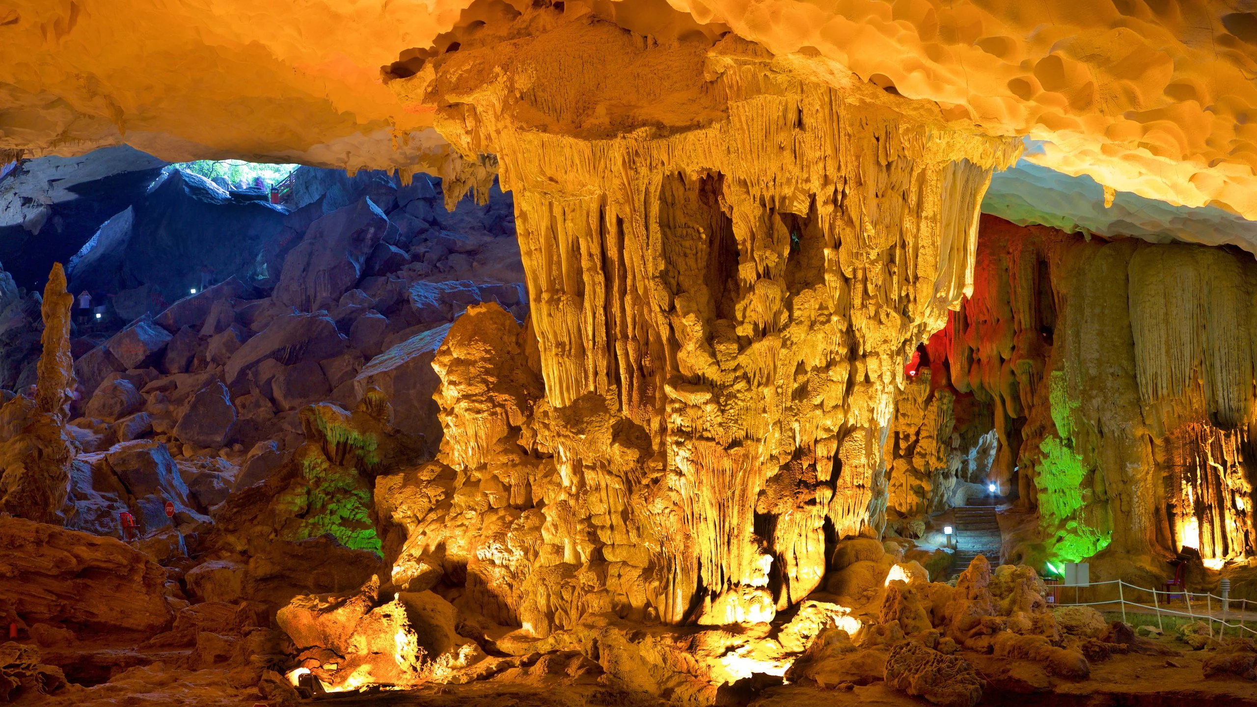 What Did It Happen in Sung Sot, Amazing Cave So People are a Little Bit Afraid of It? 2 halong bay day cruise