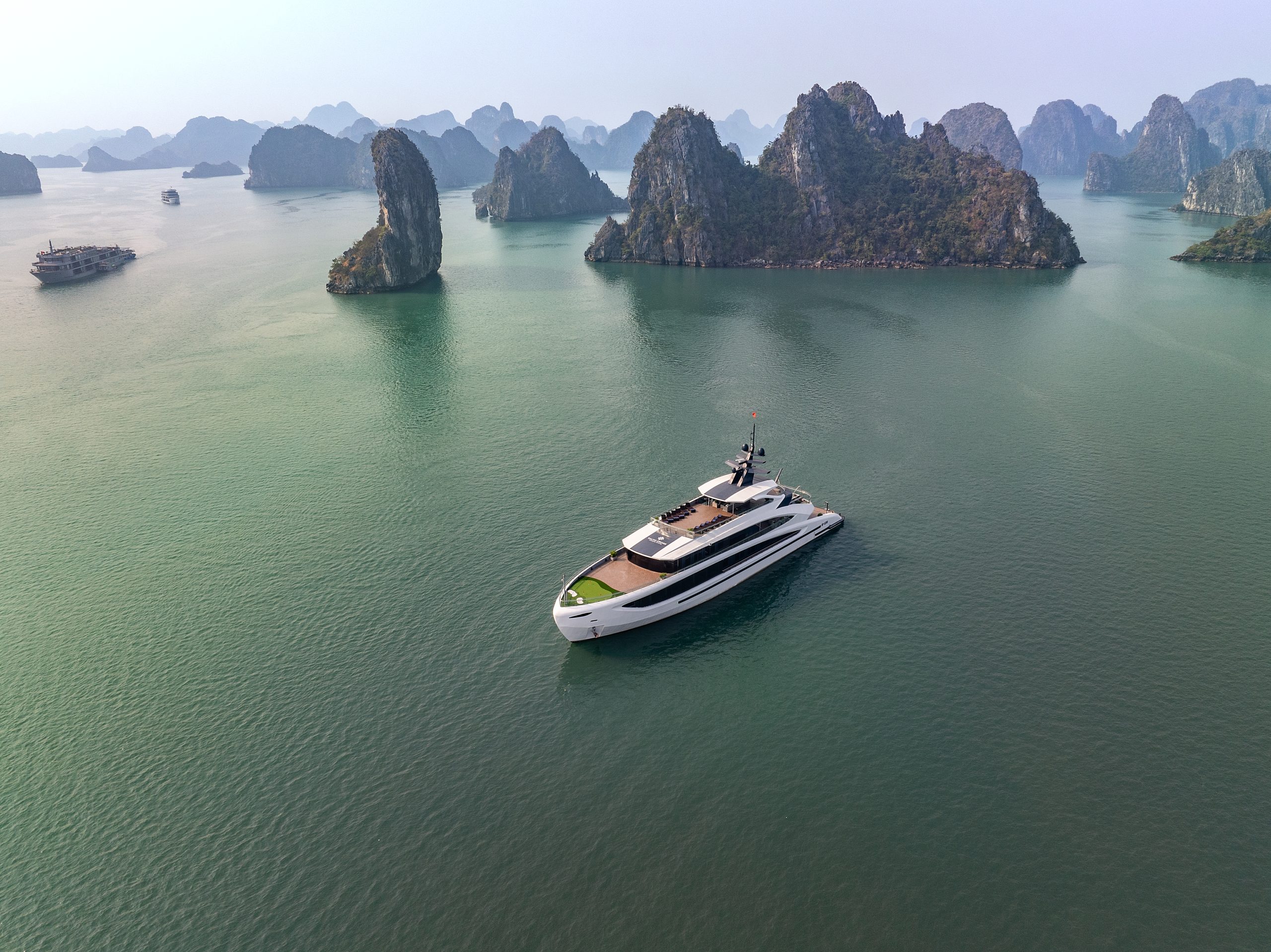 Overnight vs Day Cruise in Halong Bay: Which Should You Choose? 1 halong bay day cruise