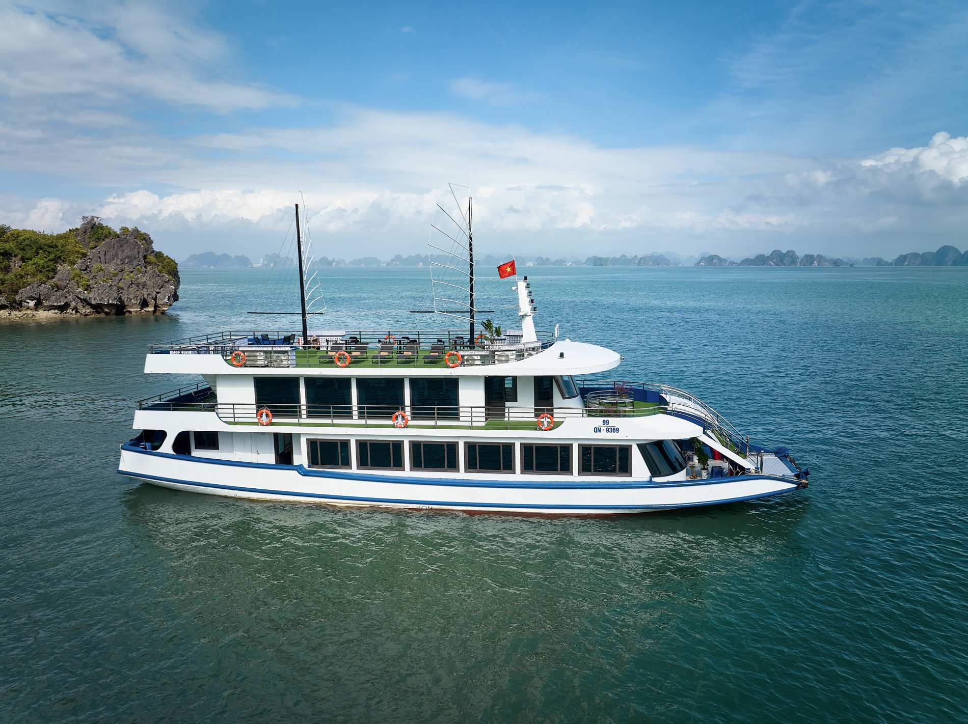 Jewels of the Bay Cruise – Budget-Friendly Choice 2 Halong bay day cruise