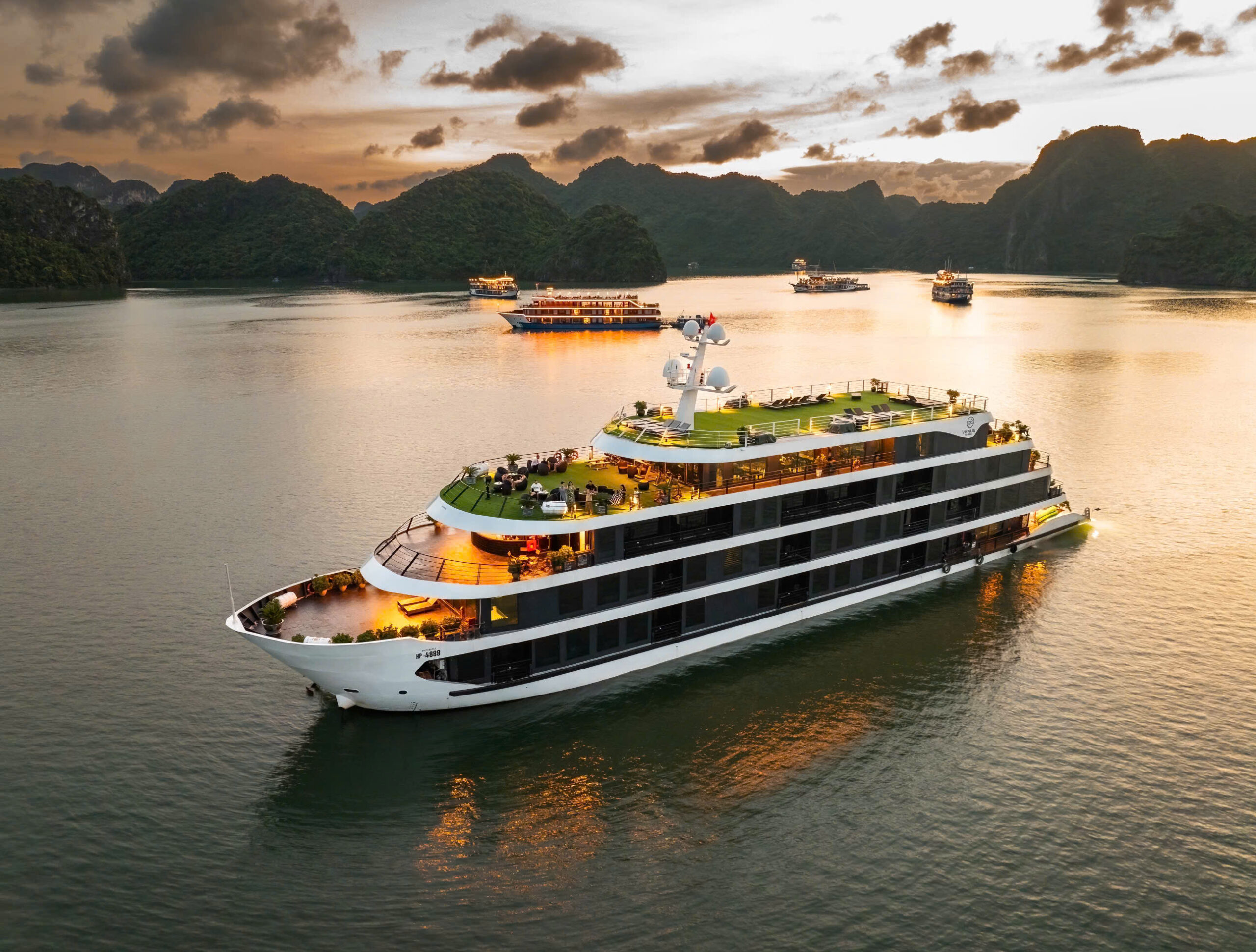 Overnight vs Day Cruise in Halong Bay: Which Should You Choose? 3 halong bay 31/07/2025