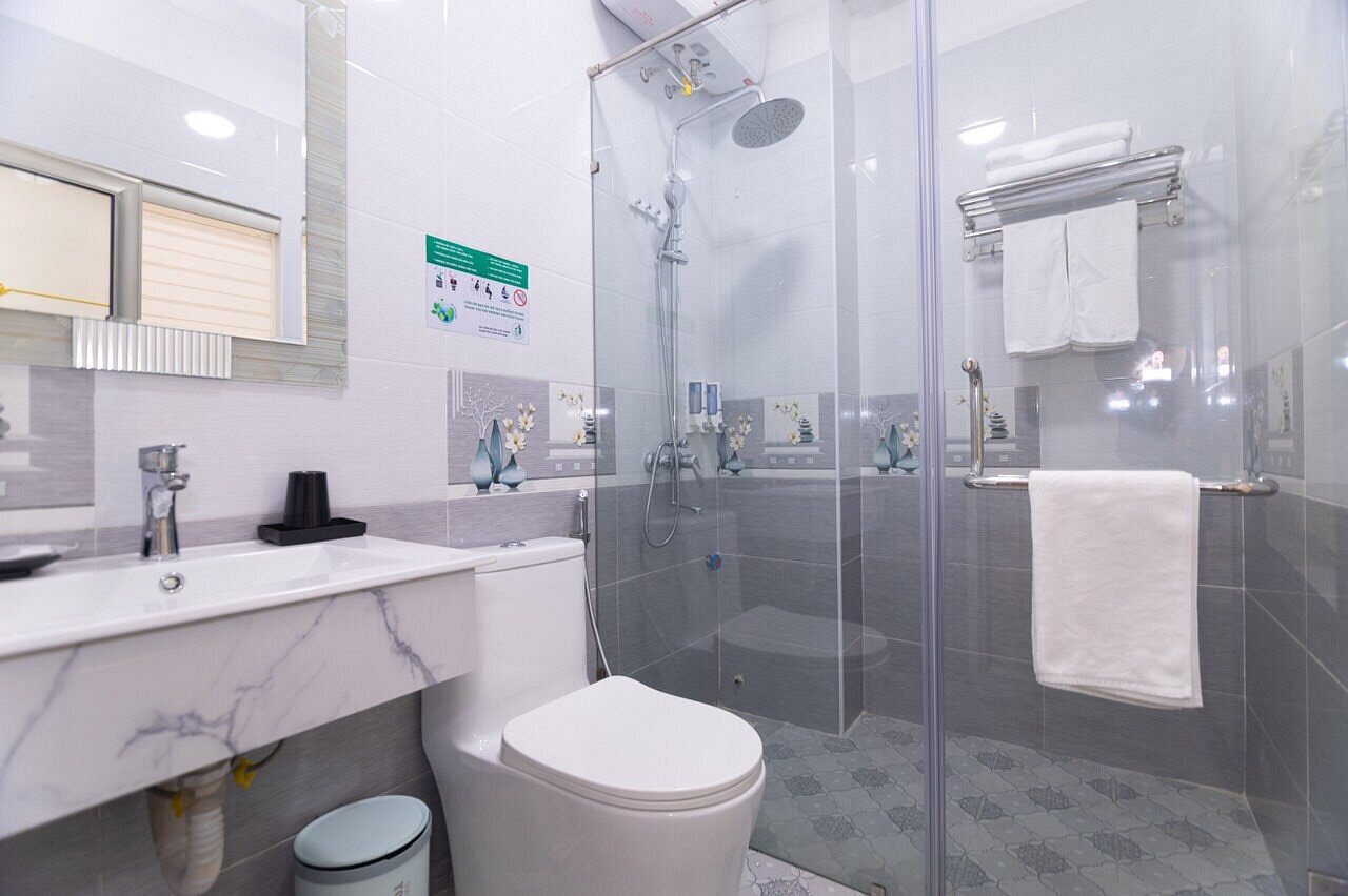 Green Bay Hotel Halong – Modern Comfort with Easy Access to Halong Bay Attractions 6 Green Bay Hotel Halong bathroom