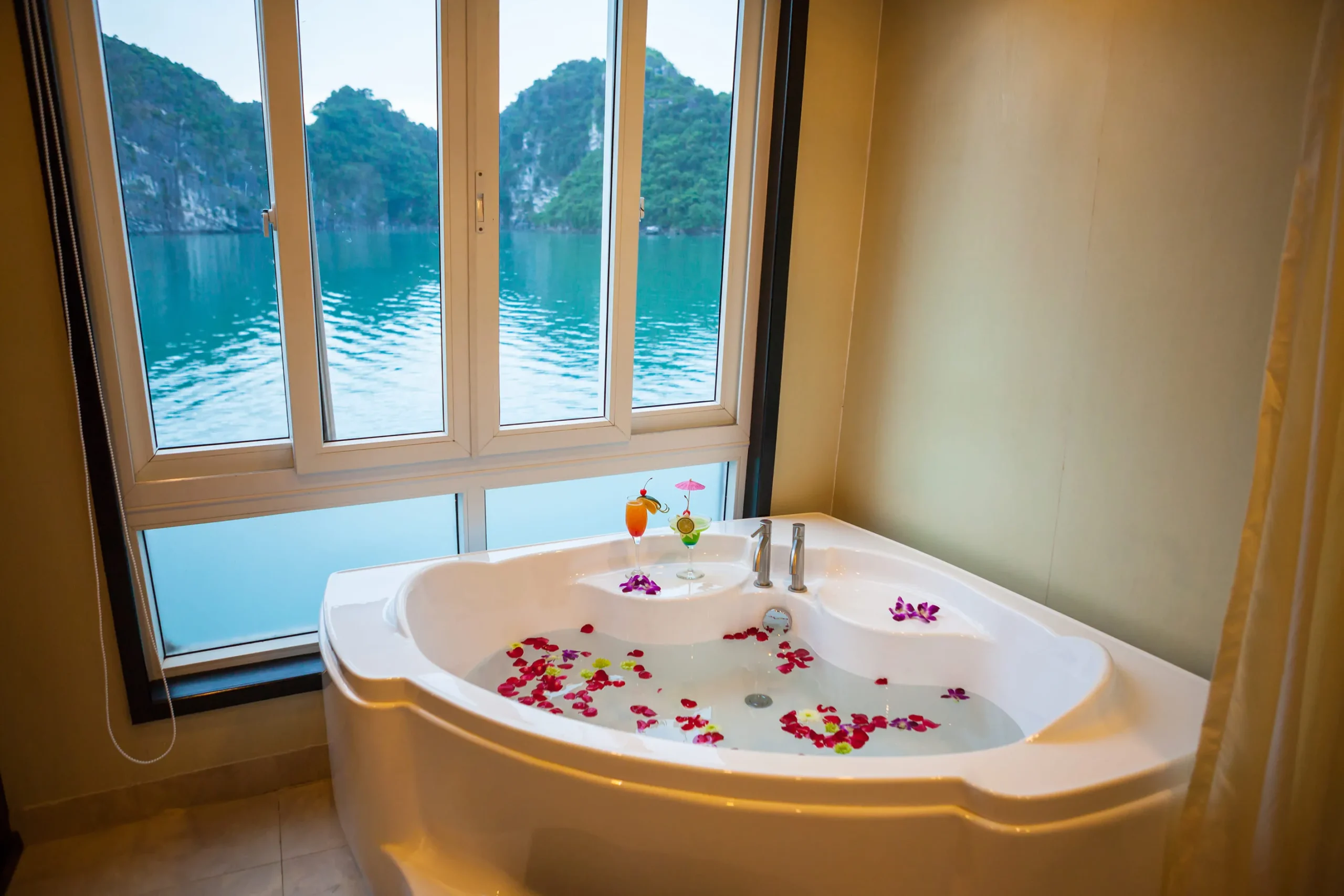 Halong Dragon Legend Cruise bathroom