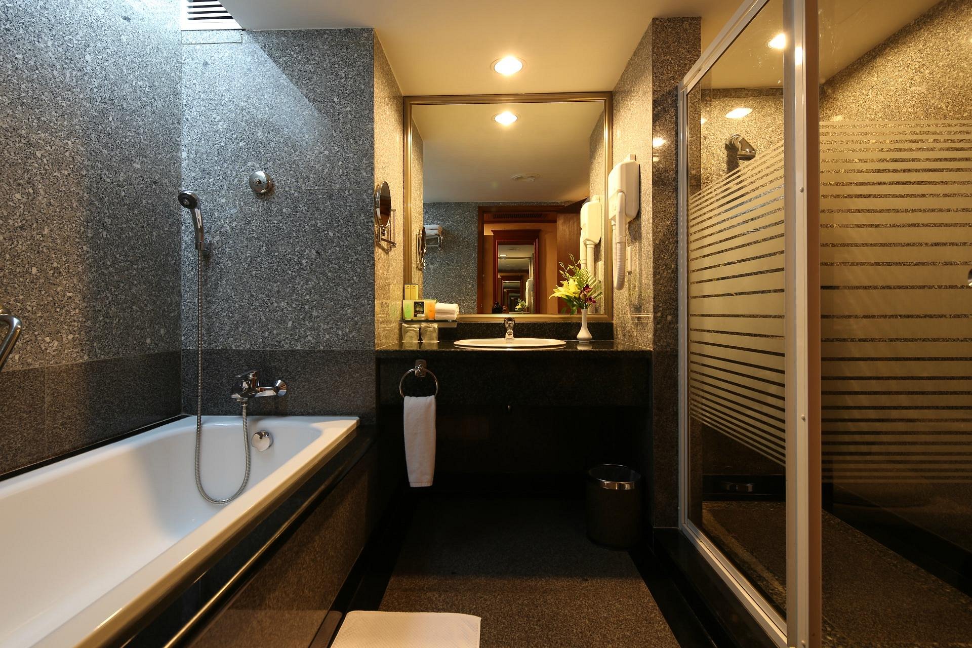 Halong Plaza Hotel bathroom