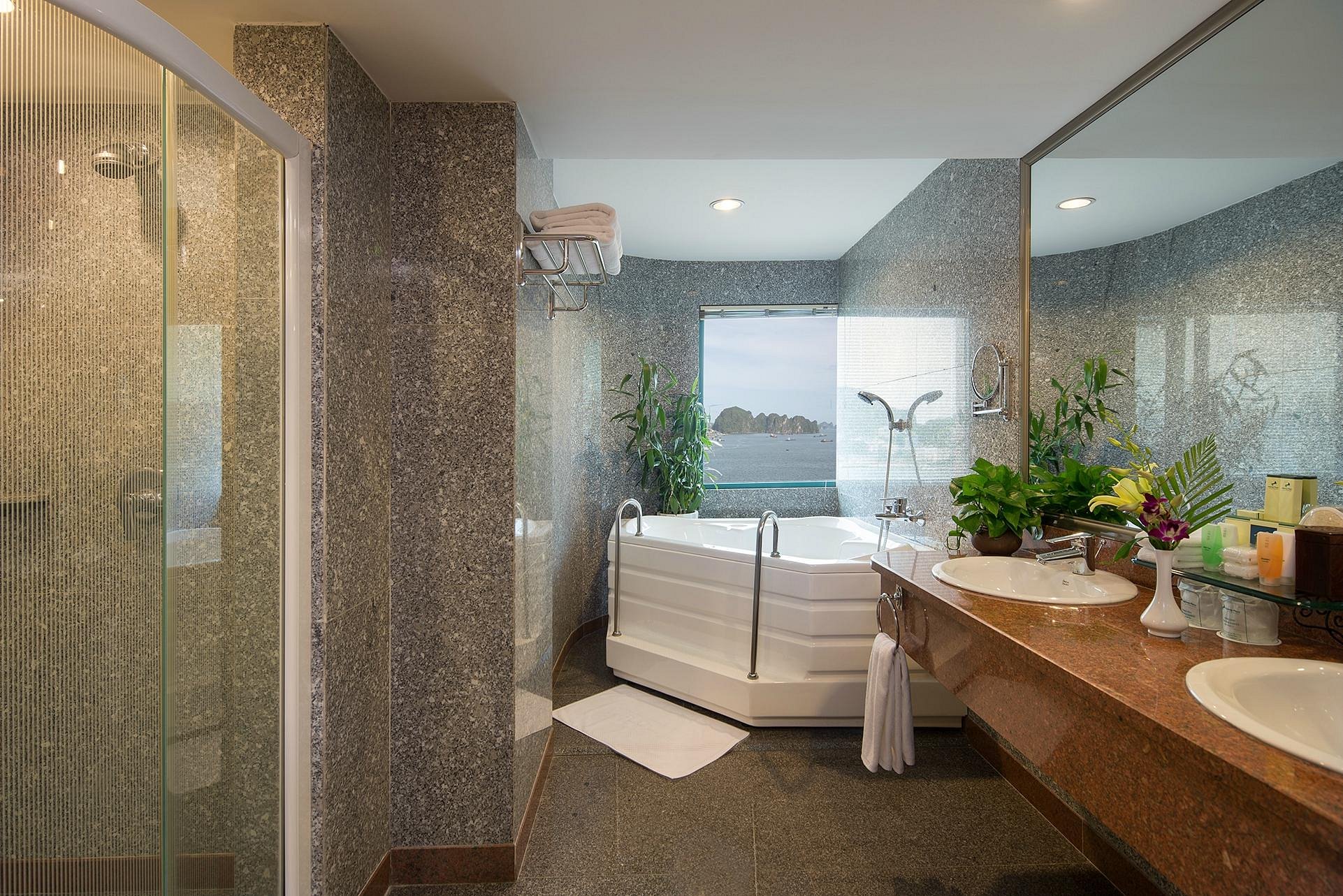 Halong Plaza Hotel bathroom