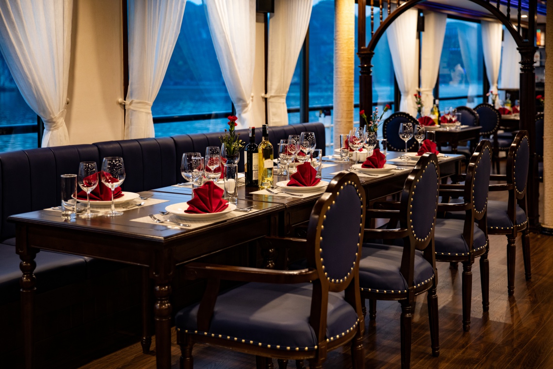 Halong bay La Casta Regal Cruise restaurant