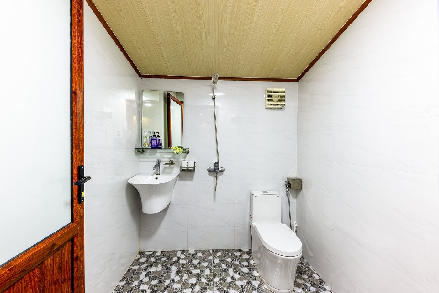 Lan Homestay Cat Ba – Cozy Local Style Stay Near Beaches & Town Center 6 Lan homestay Cat Ba bathroom