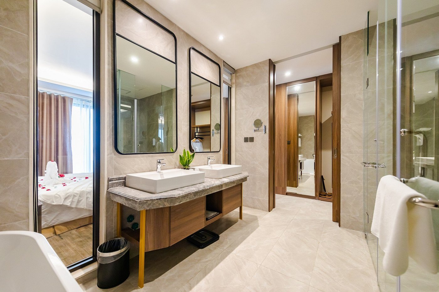 Muong Thanh Luxury Hotel Halong bathroom