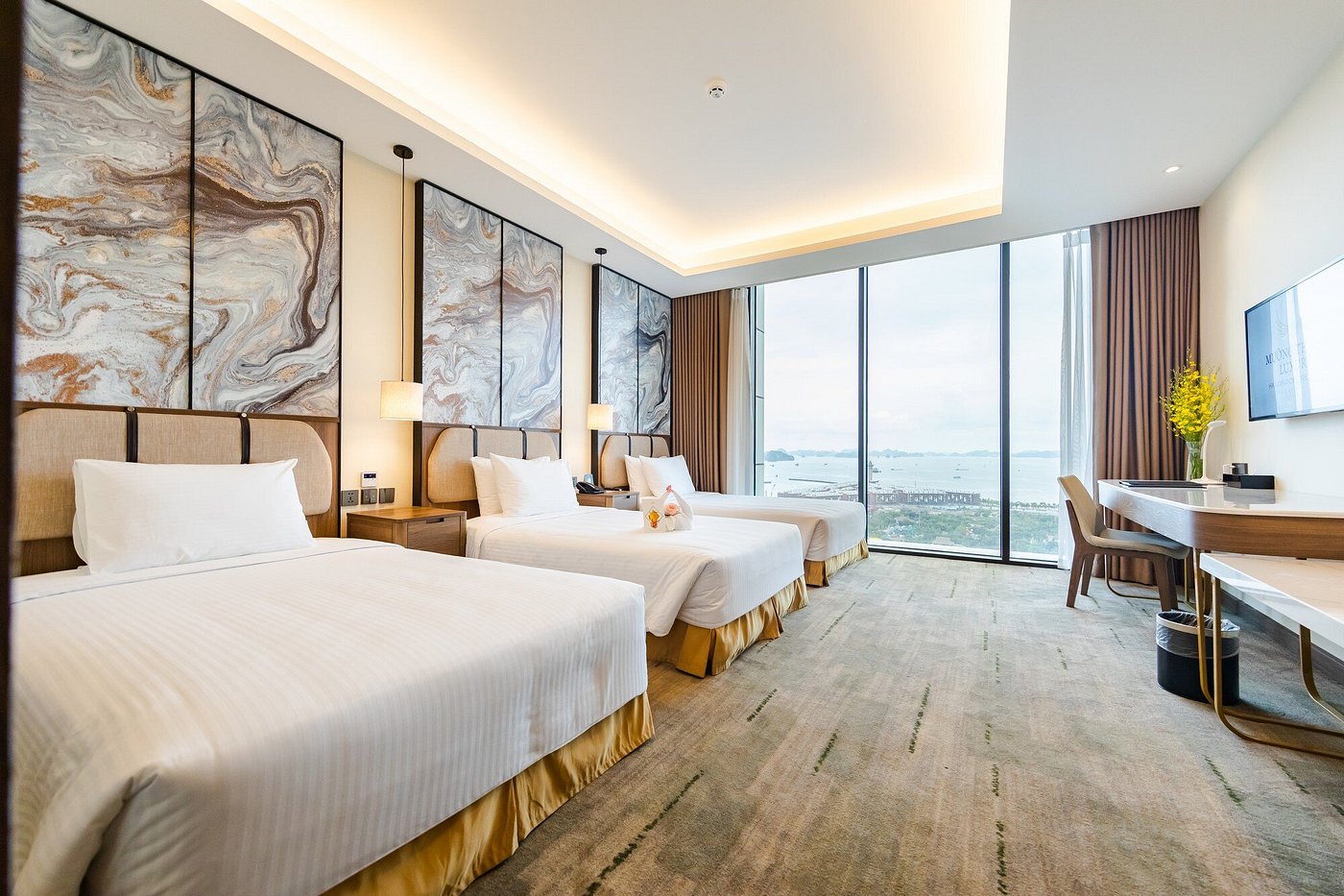 Muong Thanh Luxury Hotel Halong triple room