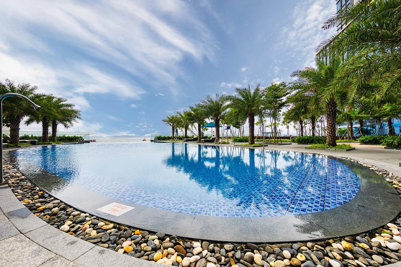 Muong Thanh Luxury Hotel Halong swimming pool