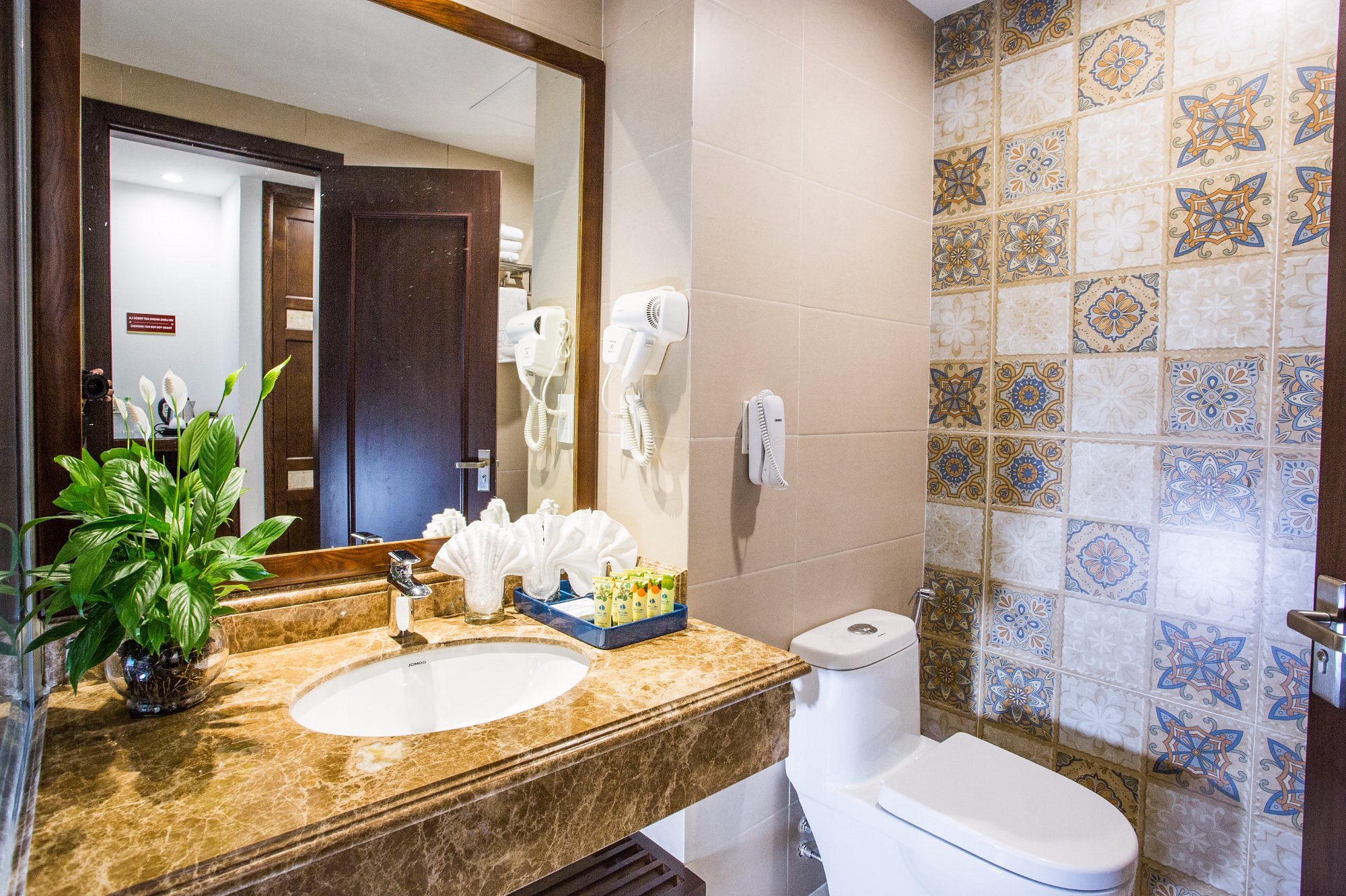 Song Loc Luxury Hotel Halong bathroom