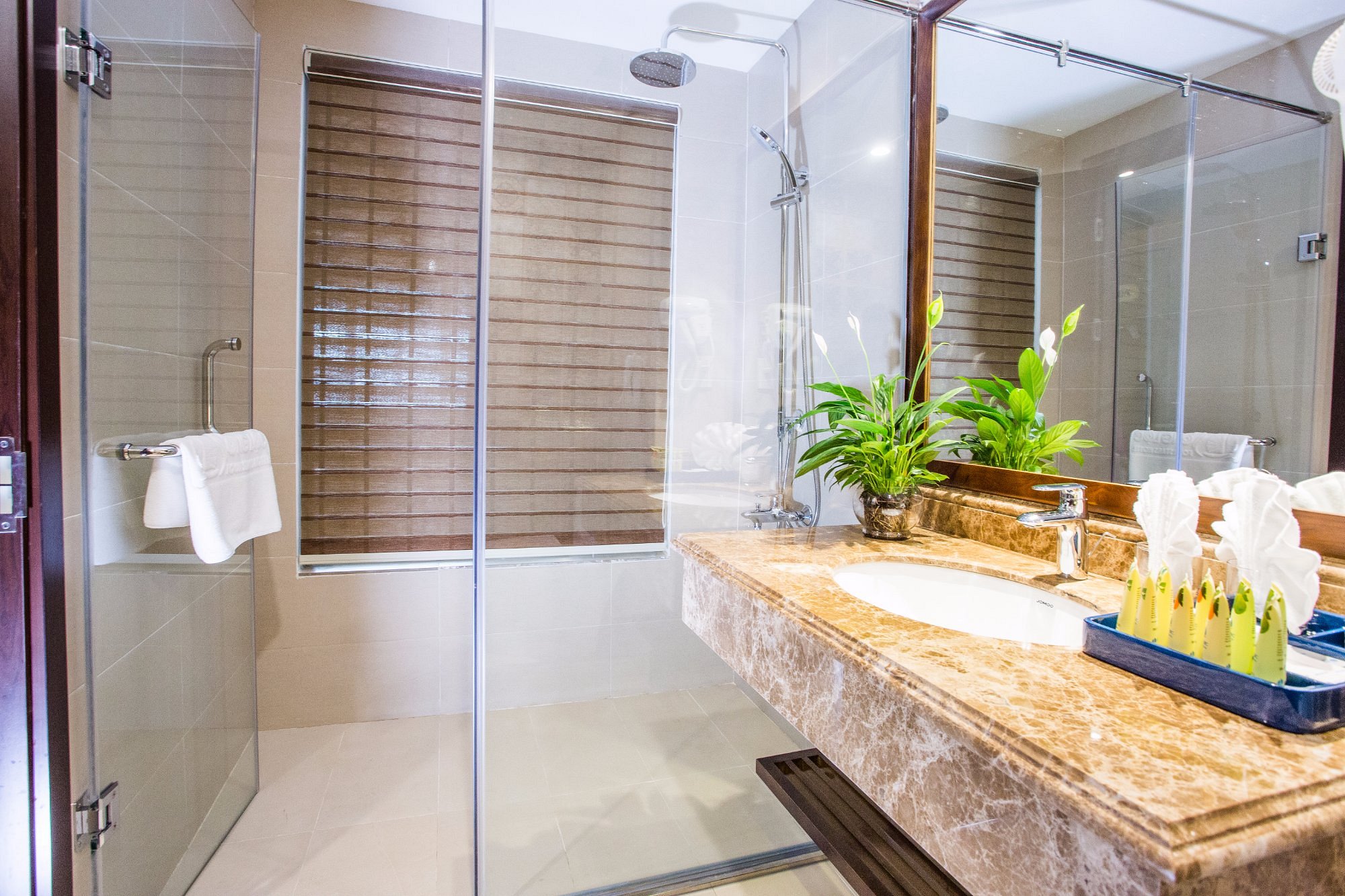 Song Loc Luxury Hotel Halong bathroom