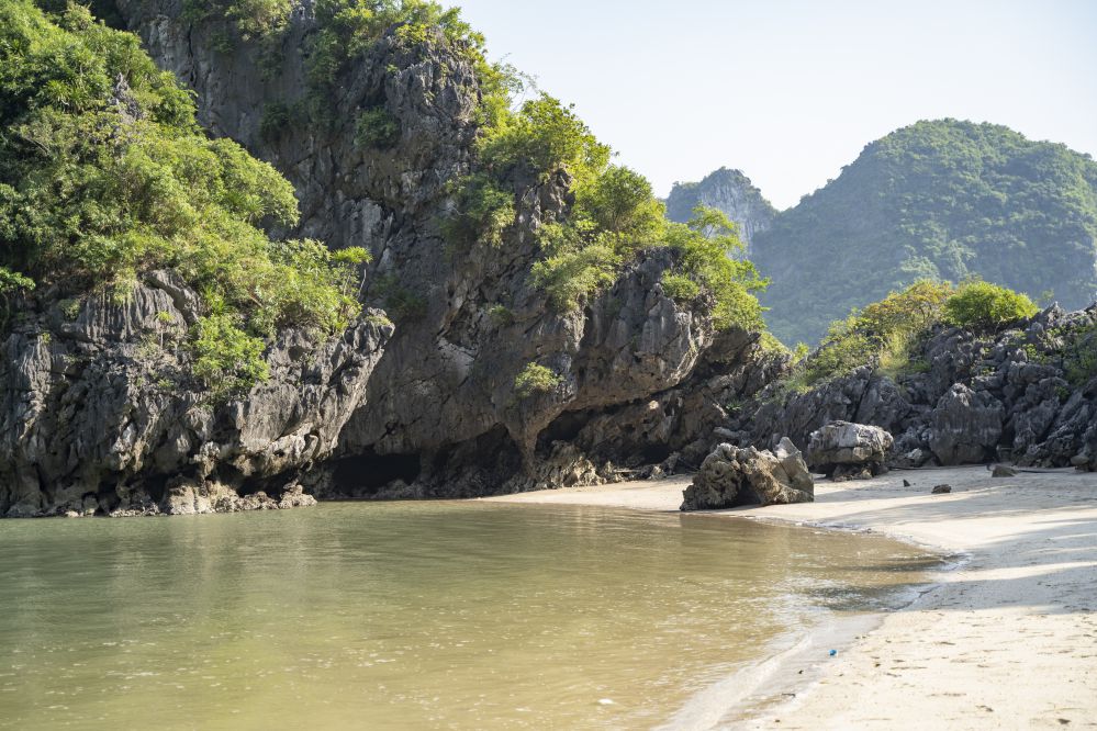 Halong bay Trinh Nu beach