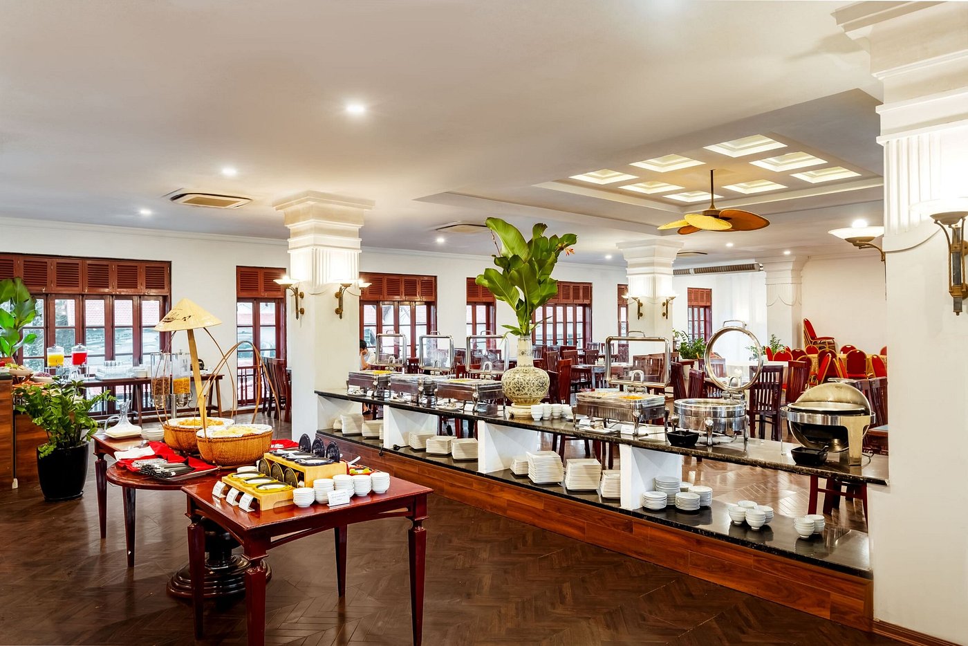 Tuan Chau Holiday Villa meal