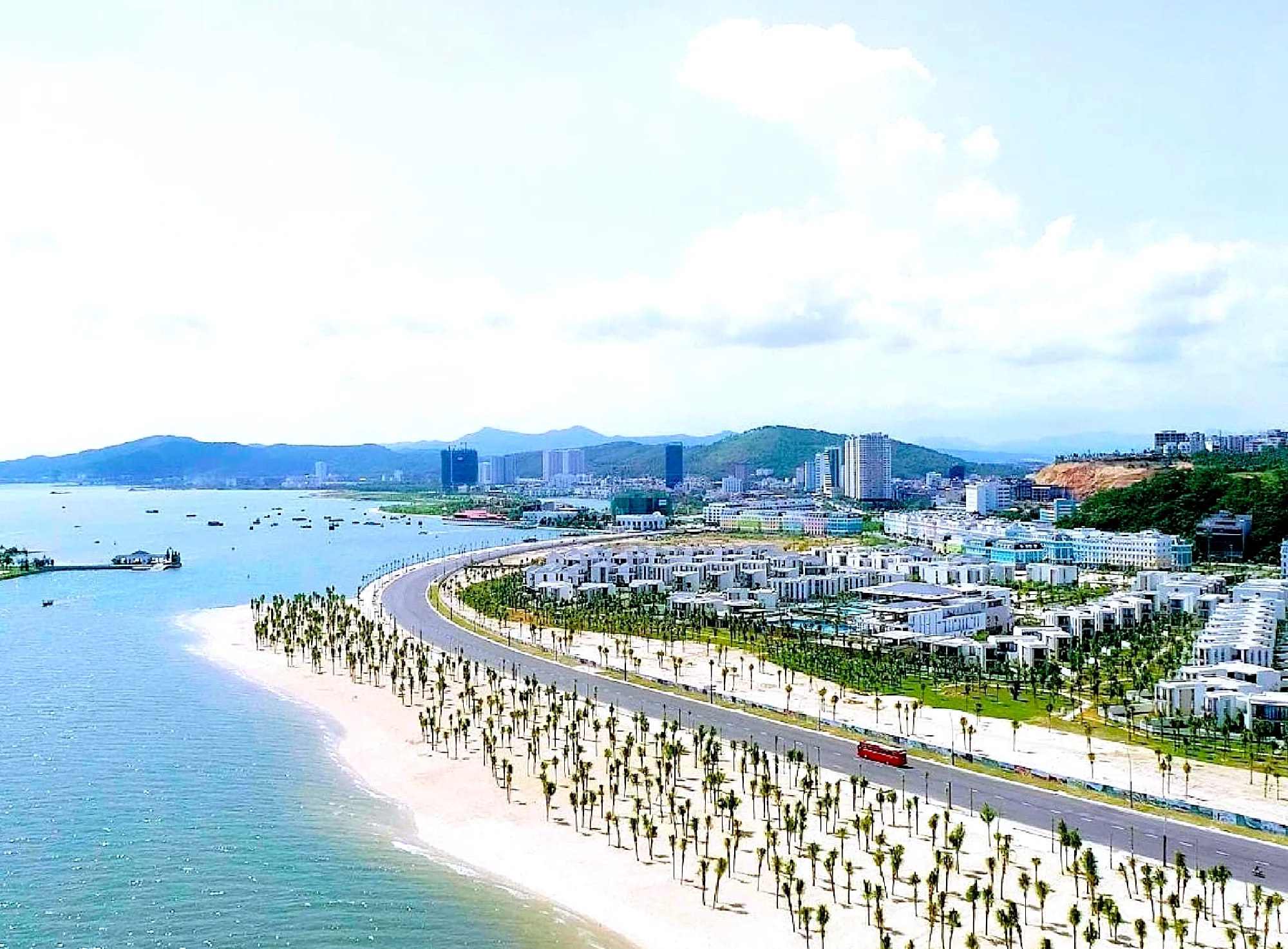 If Your Company Plans a Day Trip in Halong — Best Venues for Corporate Events 5 Bai Chay beach