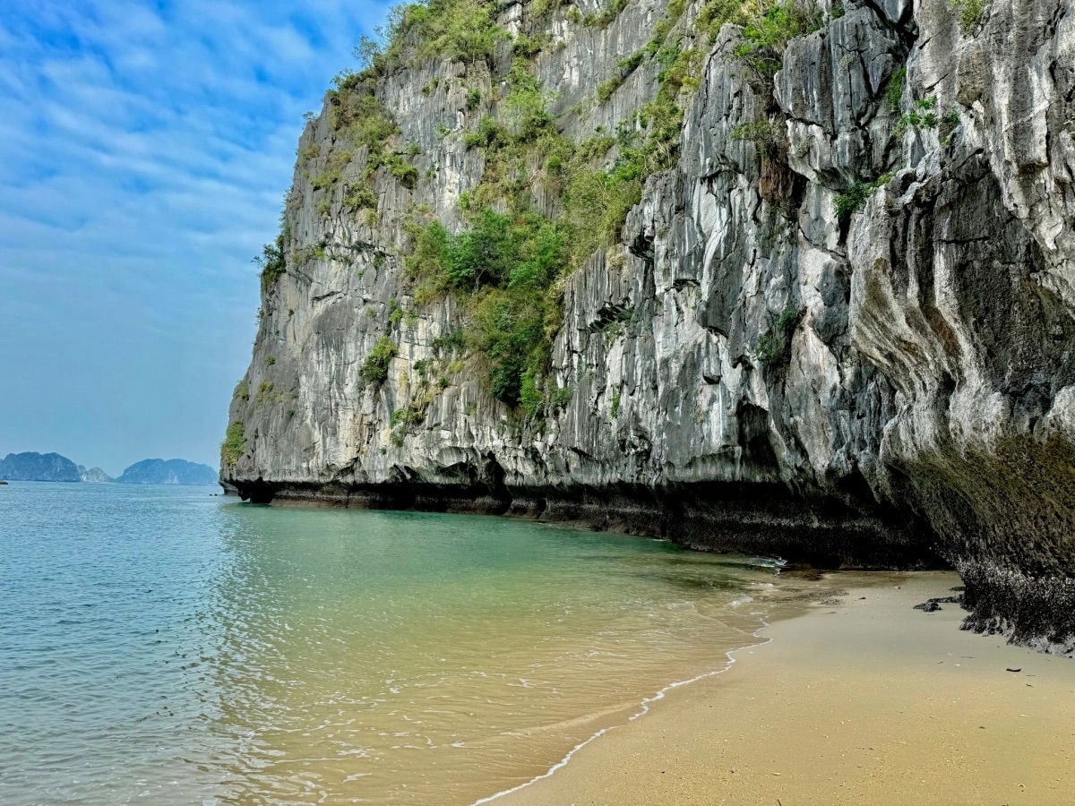 Do You Know What Is Halong’s Quiet Twin and Should You Try It on a Day Trip? 7 Bai Tu Long beach - Halong’s Quiet Twin