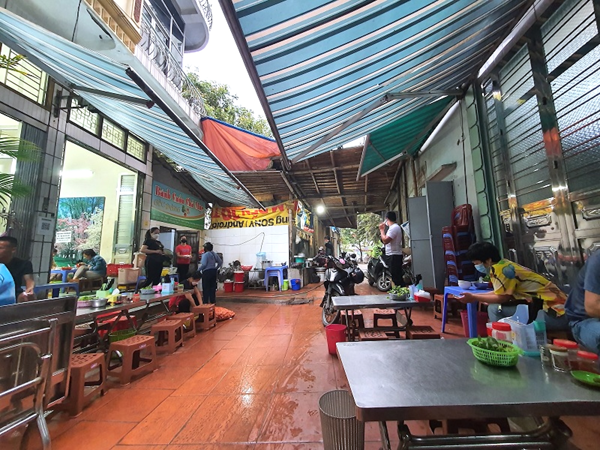 5 famous places to try Banh cuon cha muc (steamed rice rolls with squid sausage) in Halong 2 Banh cuon cha muc Goc Bang — The Heritage Spot