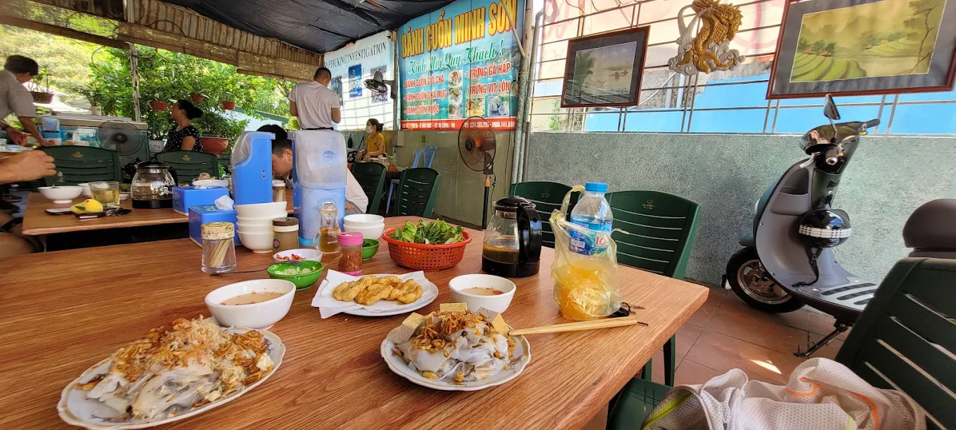 5 famous places to try Banh cuon cha muc (steamed rice rolls with squid sausage) in Halong 6 Banh cuon cha muc Minh Son