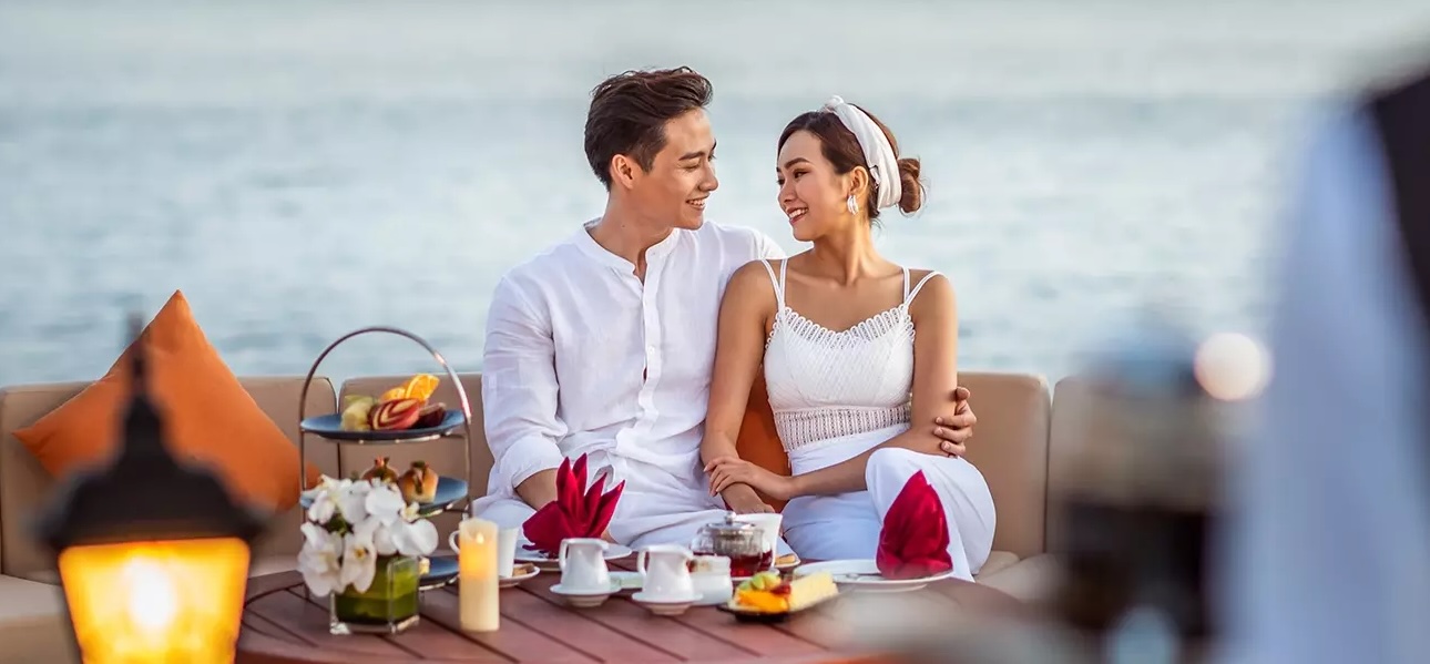 Couple dining at Vinpearl