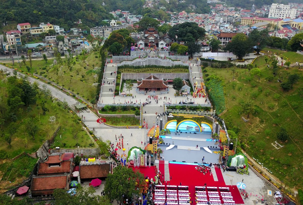 If You Are a Religious Believer, Where You Can Go to in Halong 3 Cua Ong temple in Halong