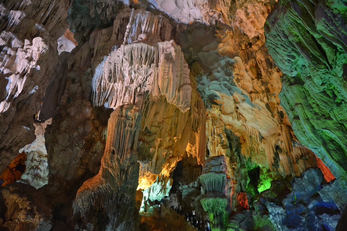 How Many Caves Are There In Halong Bay & Which Ones Can You Visit on Your Trip? 4 Dau Go cave