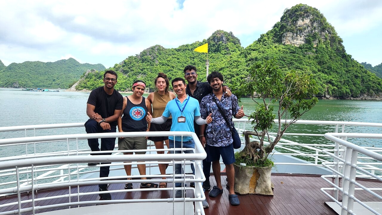 What Travelers Really Want from a Halong Day Trip: 10 Desires You Can’t Ignore 6 Halong bay professional guide