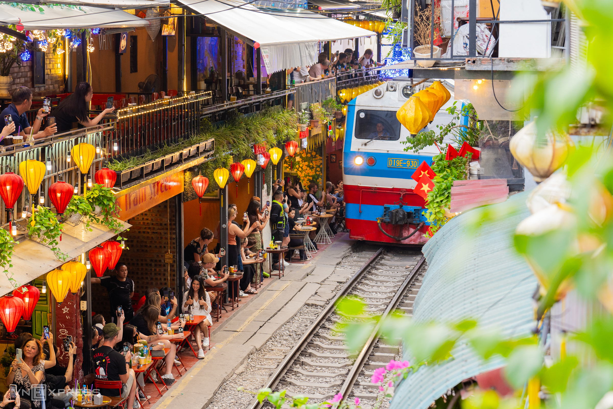 Hanoi train rail coffee