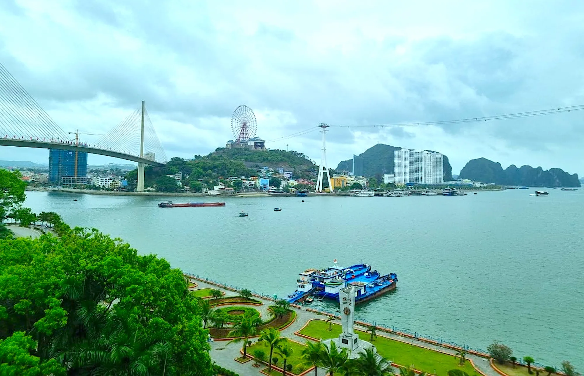How to Get the Best Panoramic View at Halong Plaza Hotel for Indian Couples & Families 9 Bay View Restaurant, Dine with a Scene