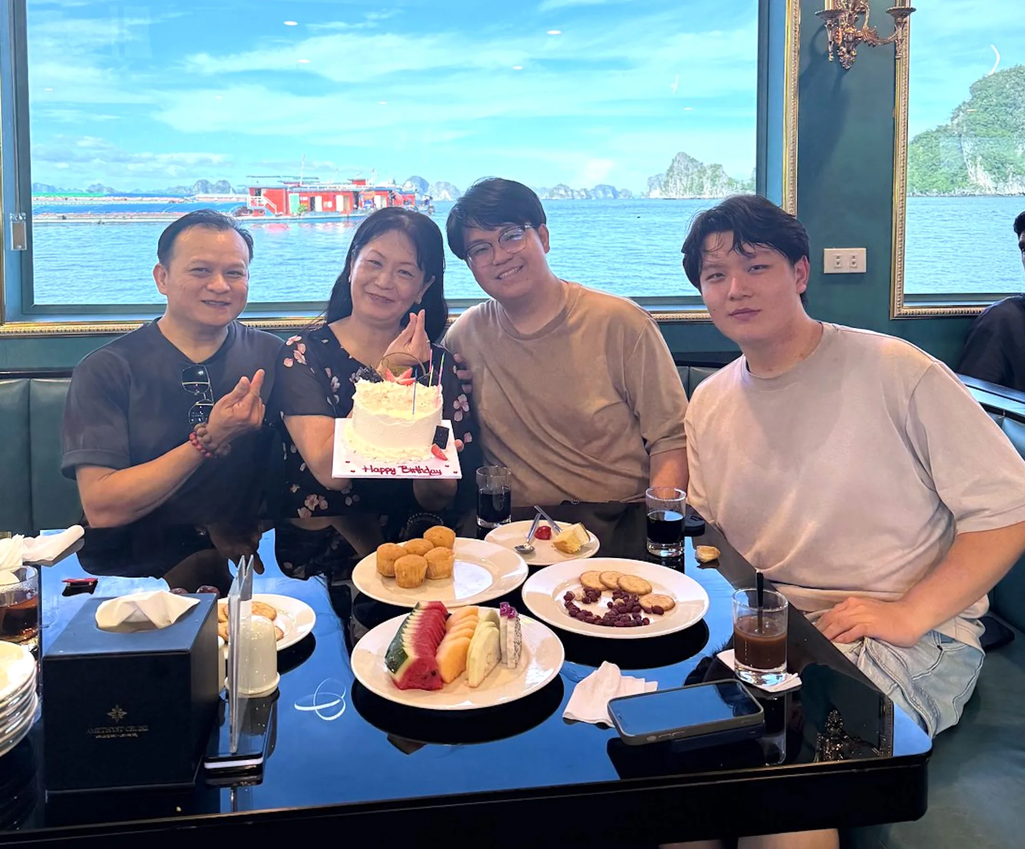 Halong Amethyst Day Cruise family customer