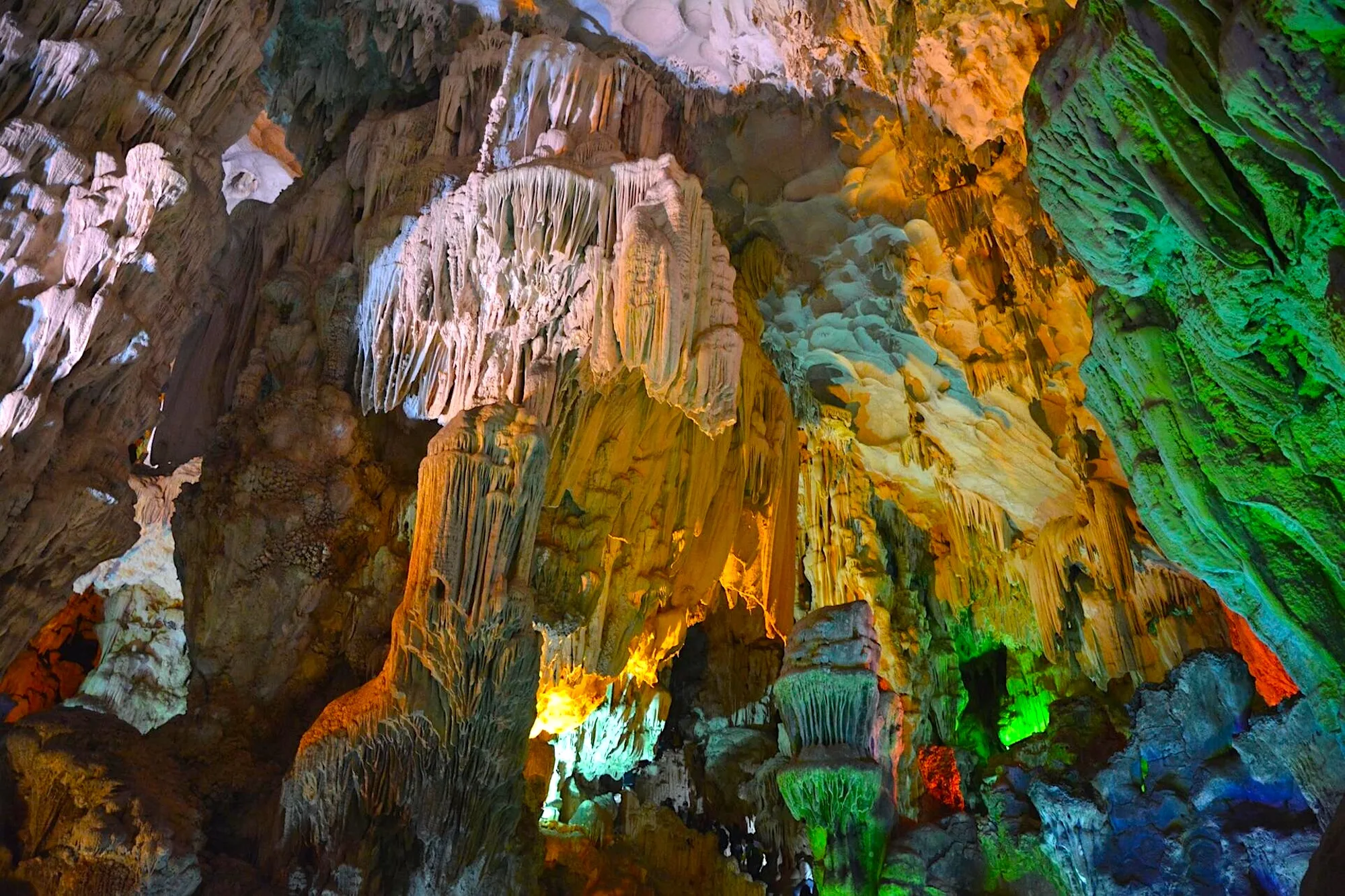 Halong Bay Dau Go cave