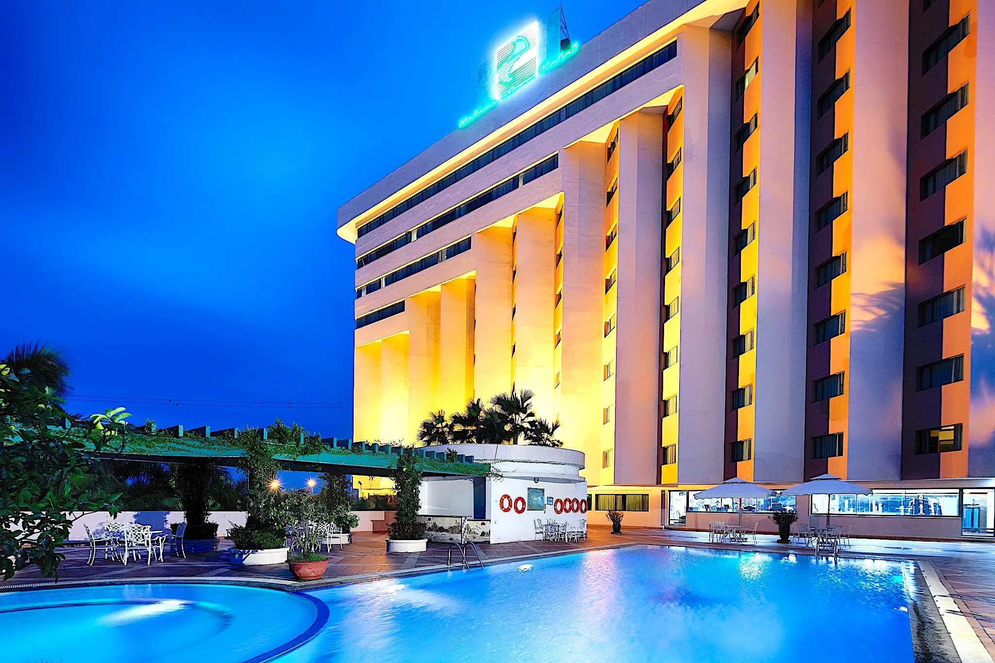 How to Get the Best Panoramic View at Halong Plaza Hotel for Indian Couples & Families 3 Halong Plaza Hotel pool