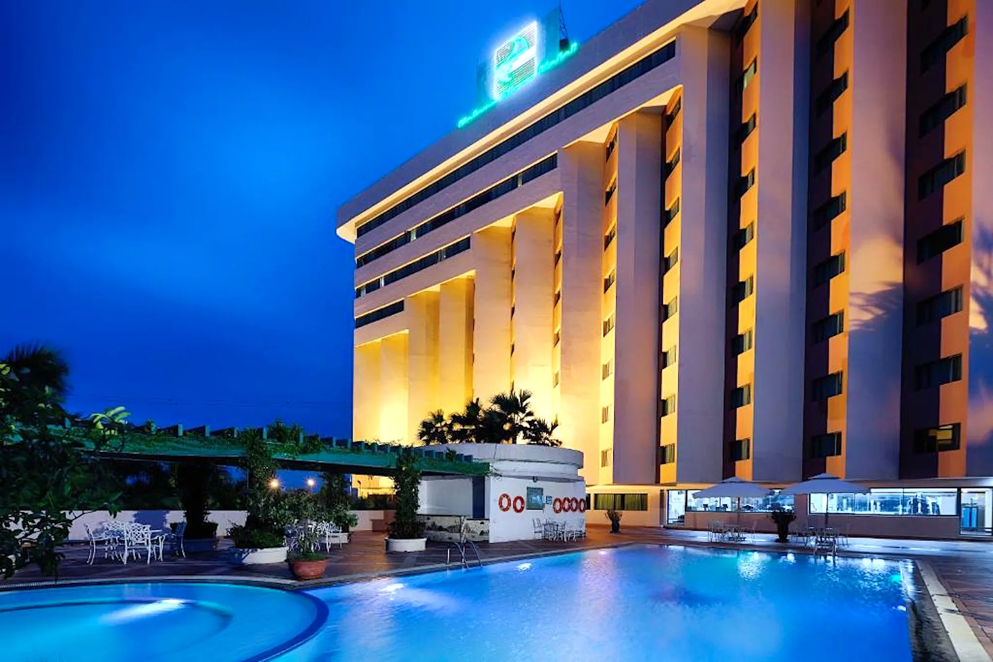 Halong Plaza Hotel and Reina Cruise: The Easiest Way to Start Your Halong Bay Combo Trip 3 Halong Plaza Hotel pool