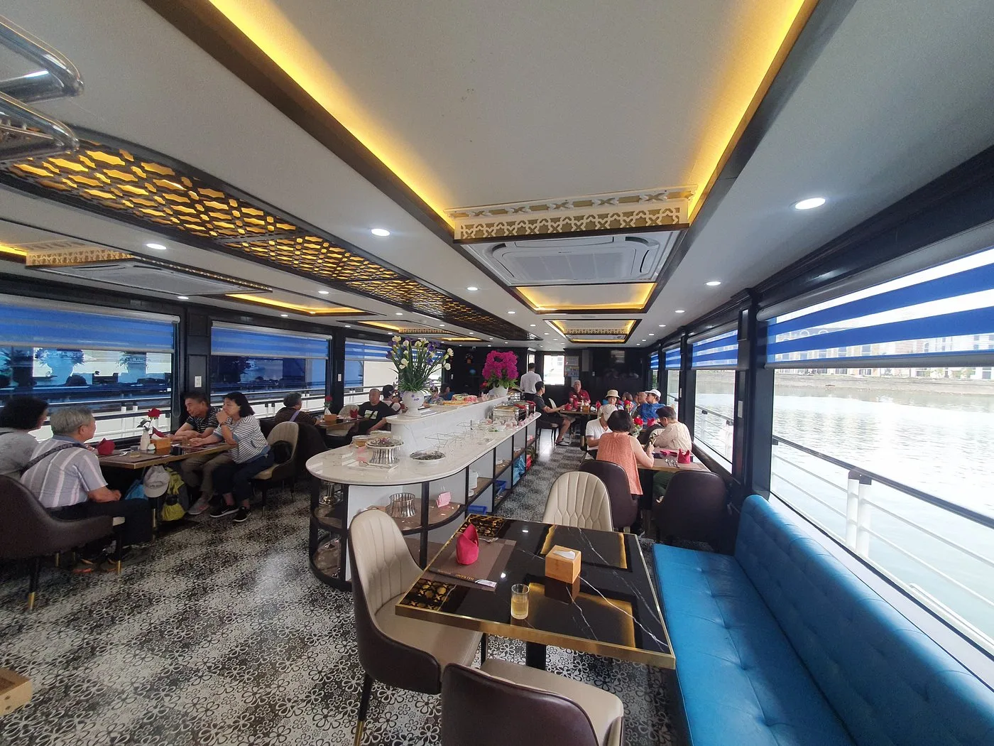 Halong bay Queen Day Cruise space