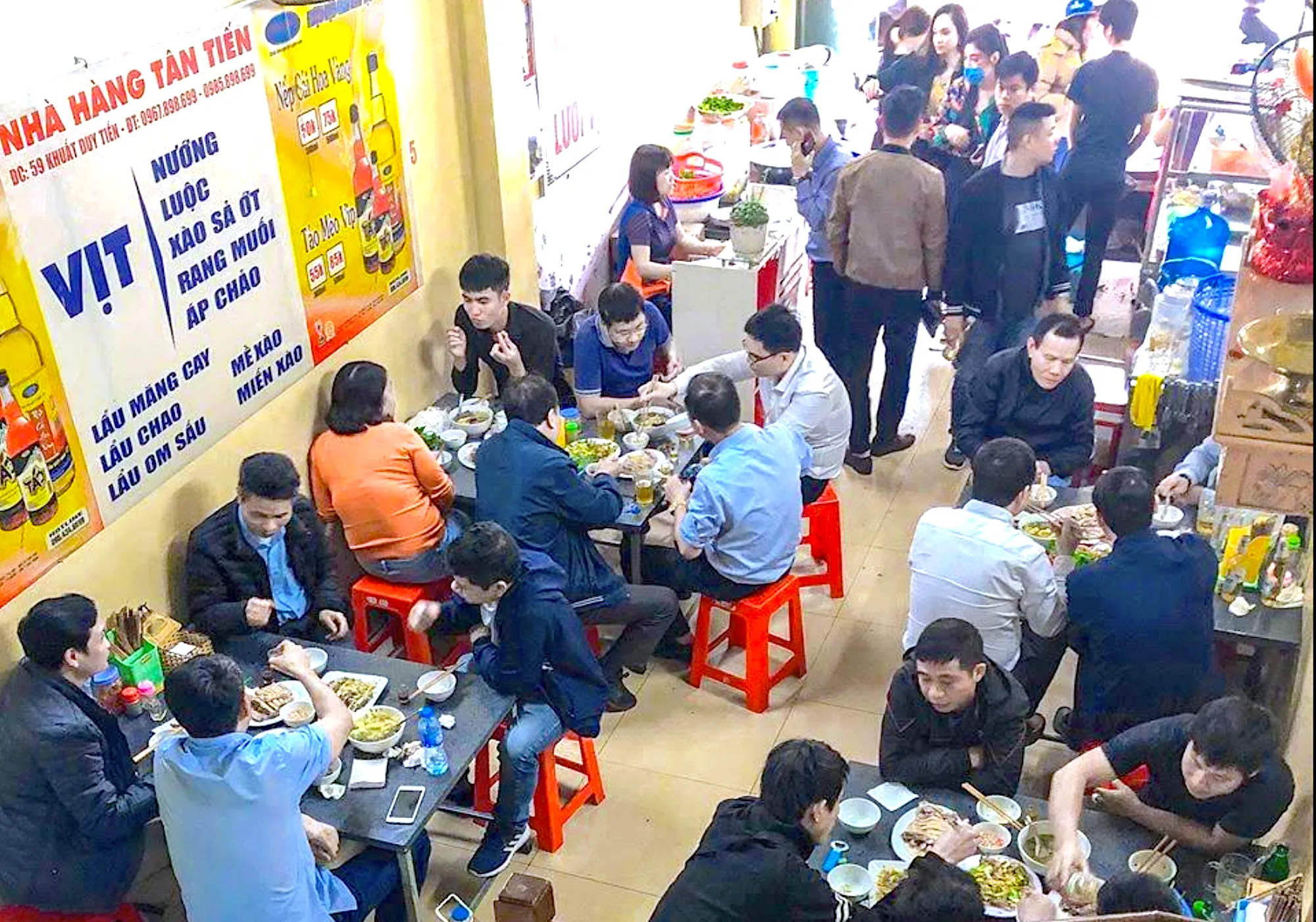 Khách hàng tại Vịt Cỏ Tân Tiến