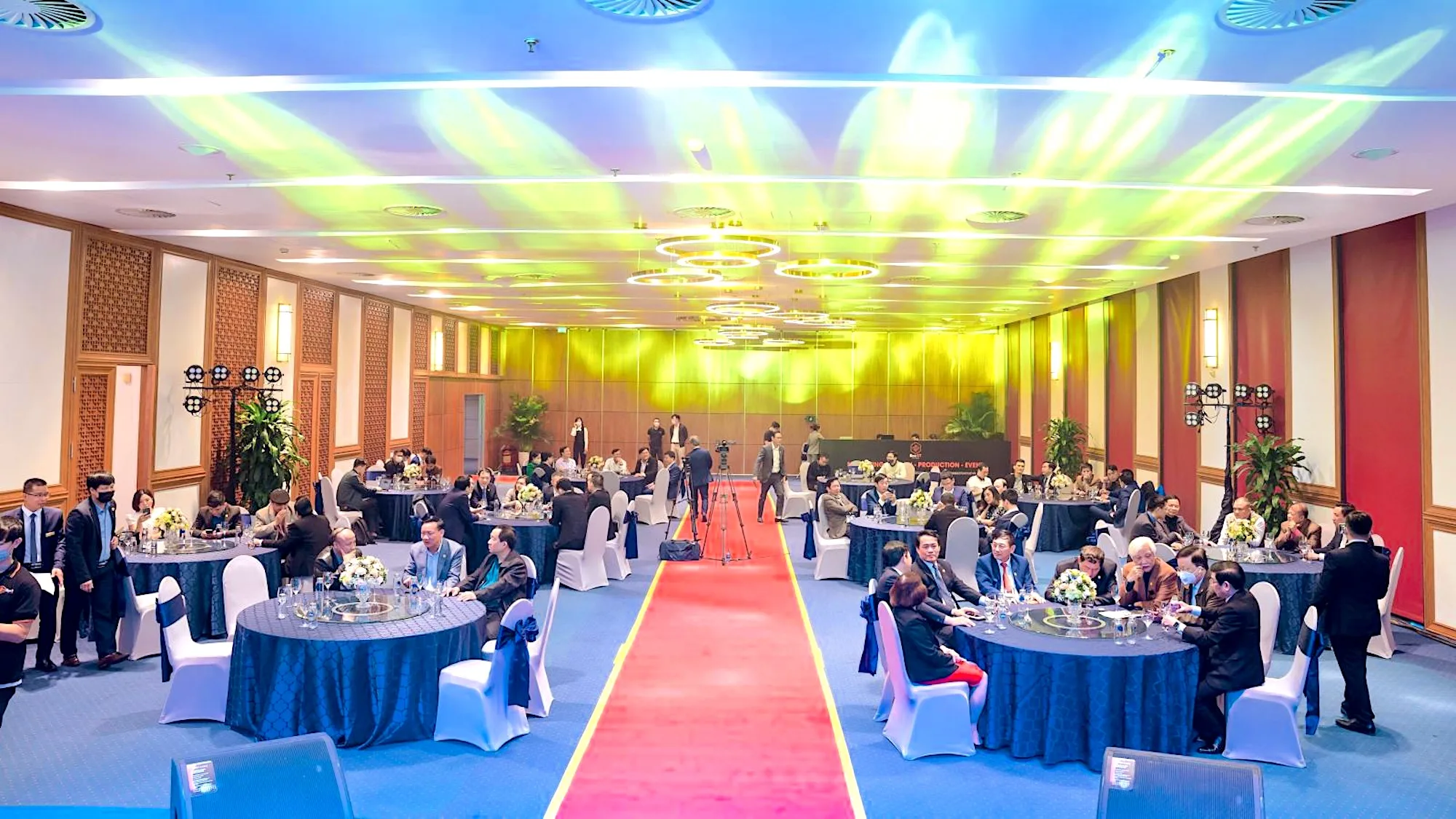 Cẩm nang tổ chức đám cưới tại Trung Tâm Hội Nghị Quốc Gia từ chi phí đến ý tưởng decor 5 Khách mời tại Trung Tâm Hội Nghị Quốc Gia