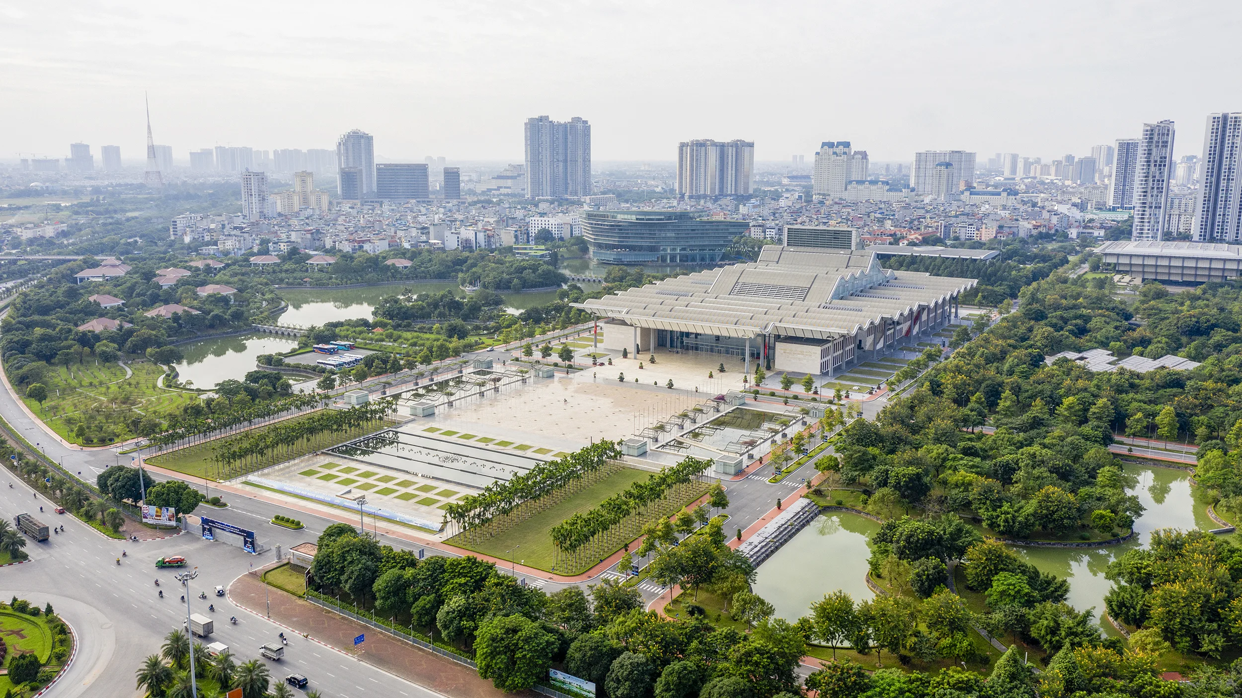 Cẩm nang tổ chức đám cưới tại Trung Tâm Hội Nghị Quốc Gia từ chi phí đến ý tưởng decor 4 Khuôn viên rộng lớn của Trung Tâm Hội Nghị Quốc Gia