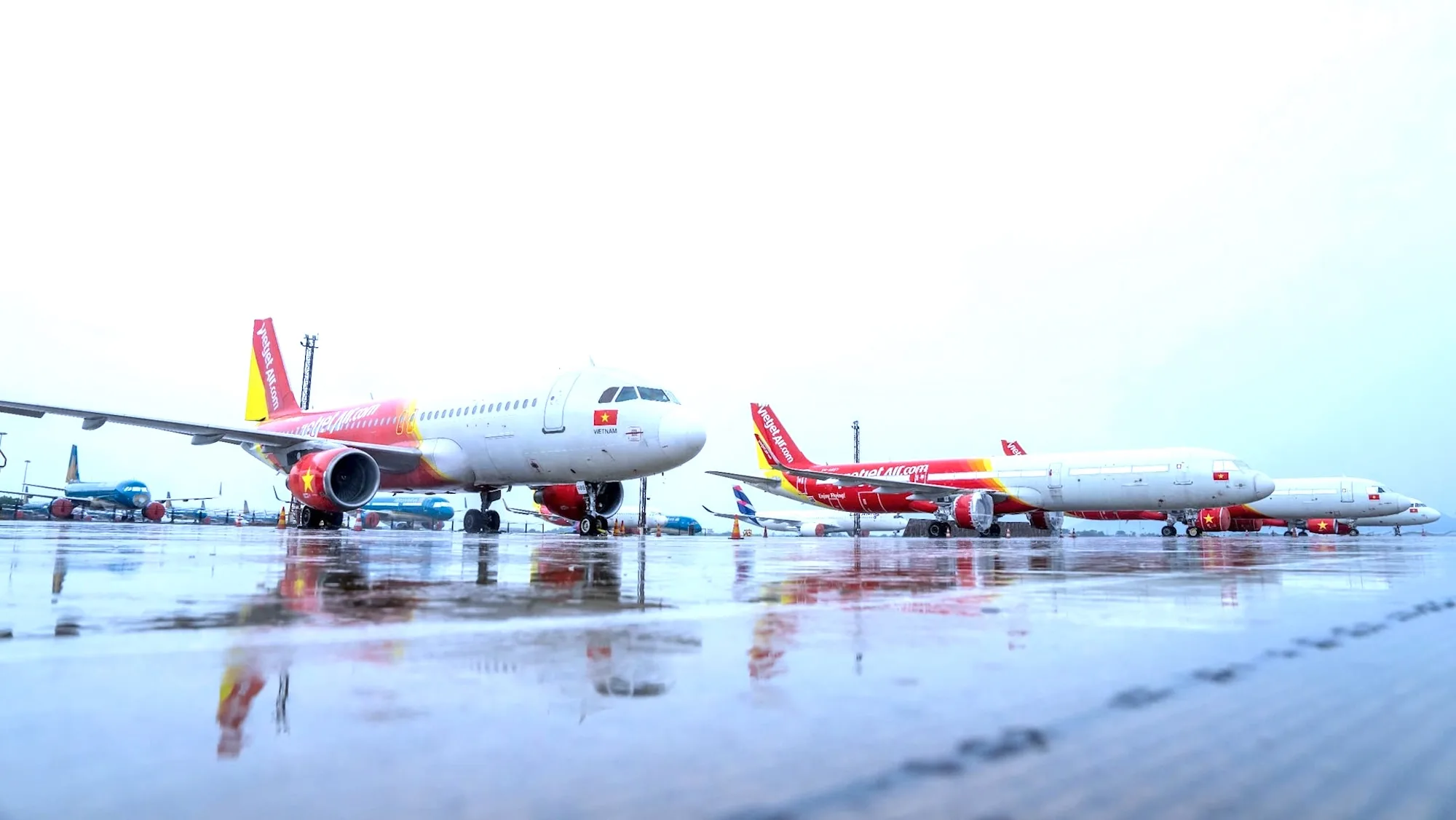 Is the Weather in Vietnam Suitable for Indian Travelers? A Season-by-Season Guide 7 Rainy day at Tan Son Nha airport, Ho Chi Minh