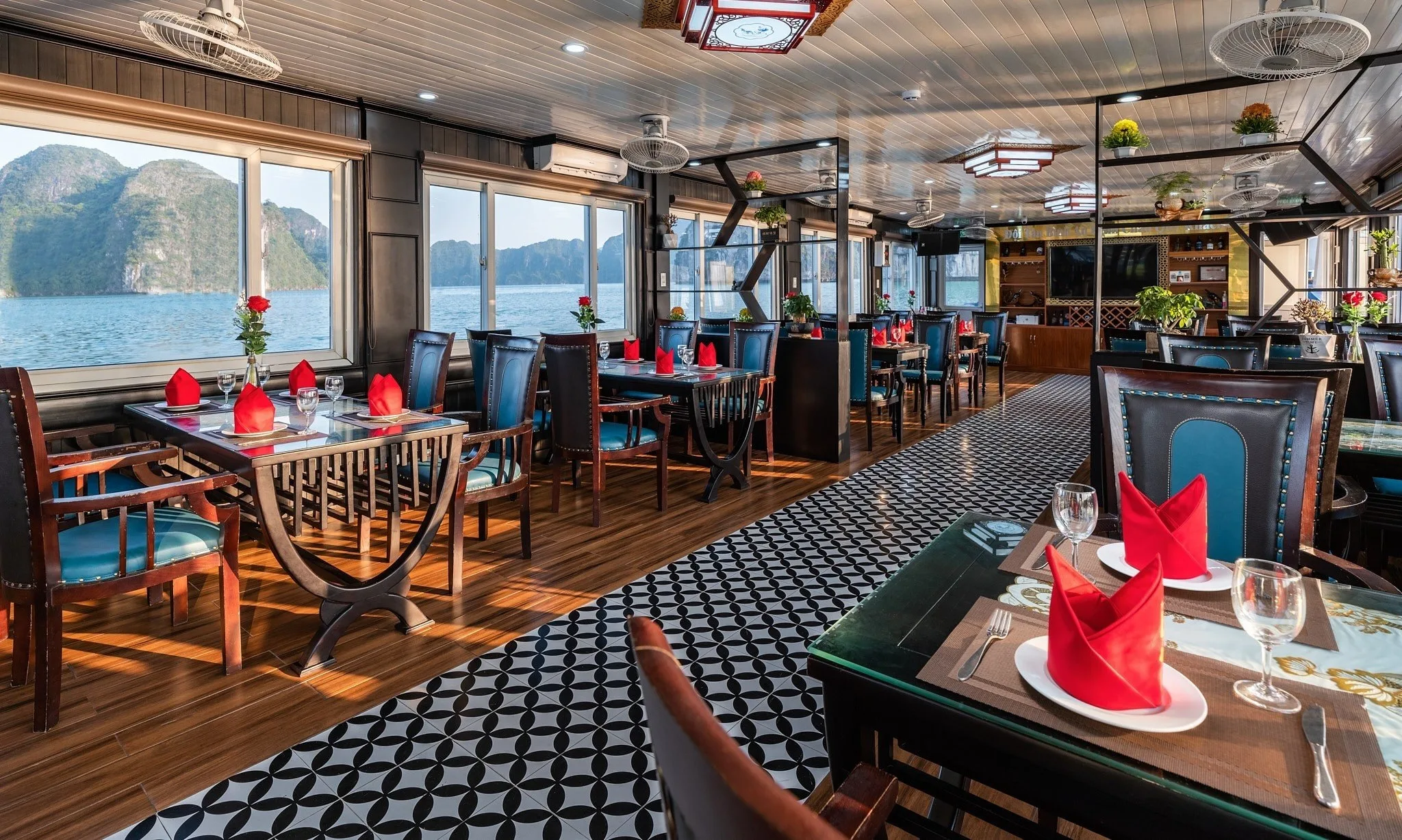 Reina Day Cruise restaurant